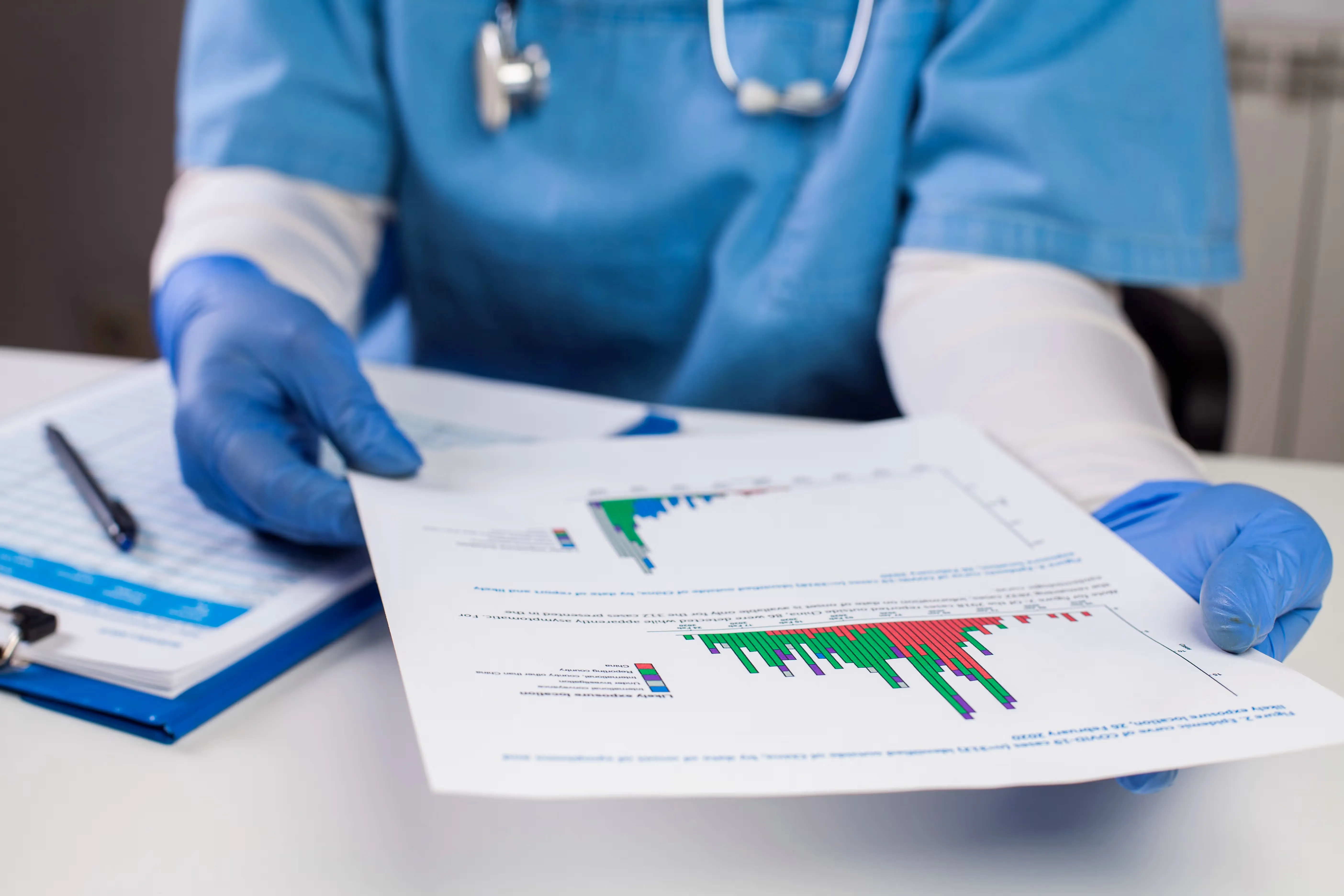 Illustration showing how data and analytics help solve healthcare problems, including patient care, efficiency, and cost reduction.