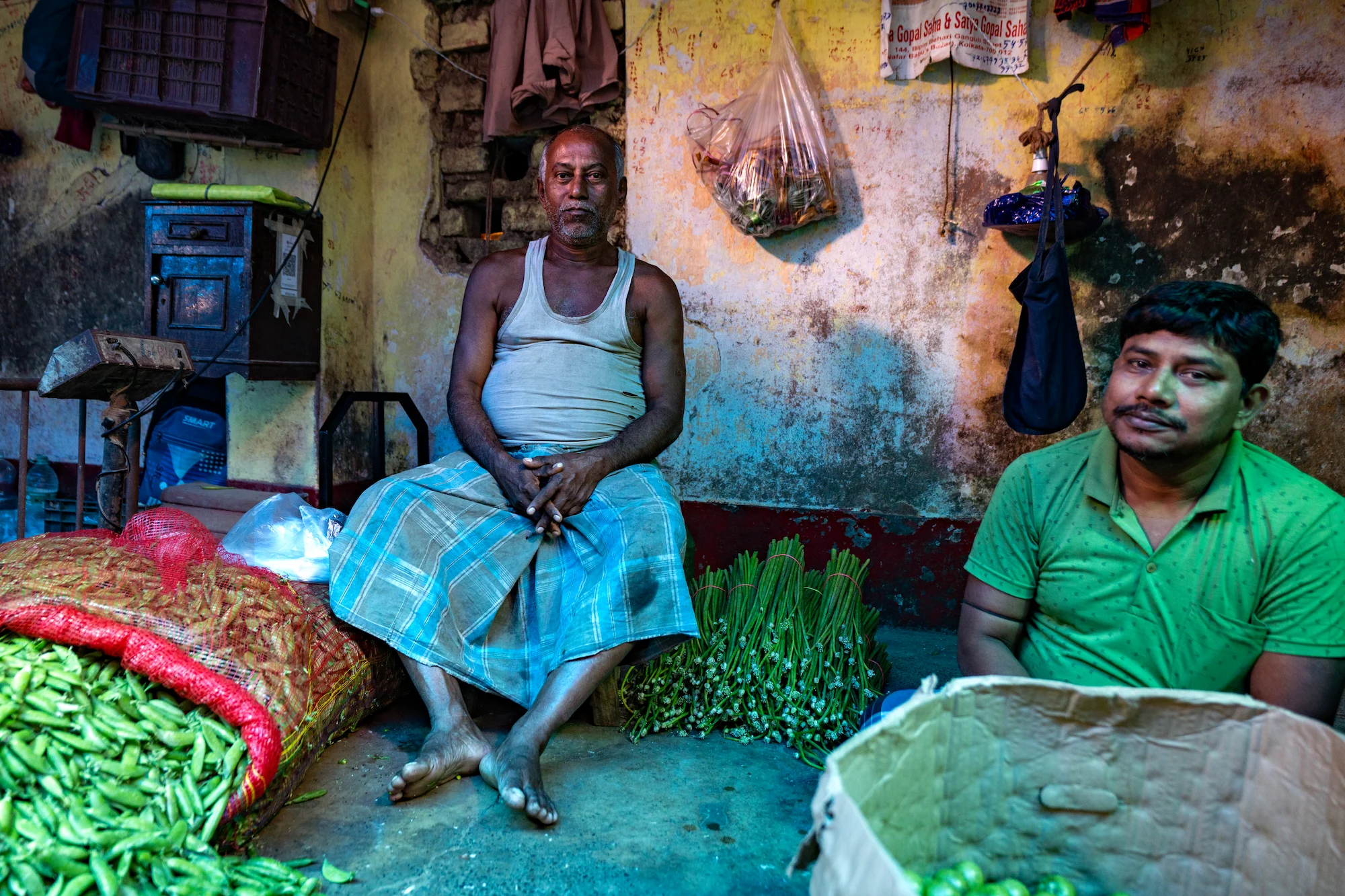 Marché de rue à Calcutta, vendeurs et acheteurs © Patrick Frilet