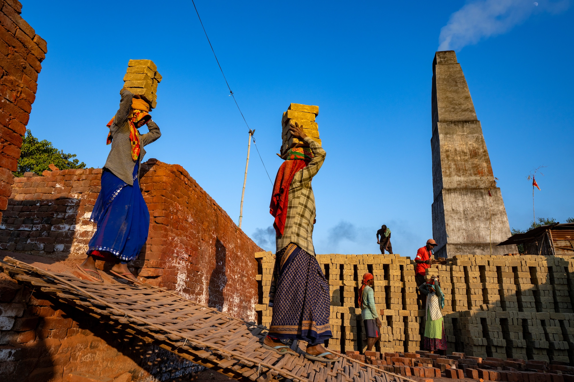 Inde, Assam, femmes travaillant dans une briquetterie