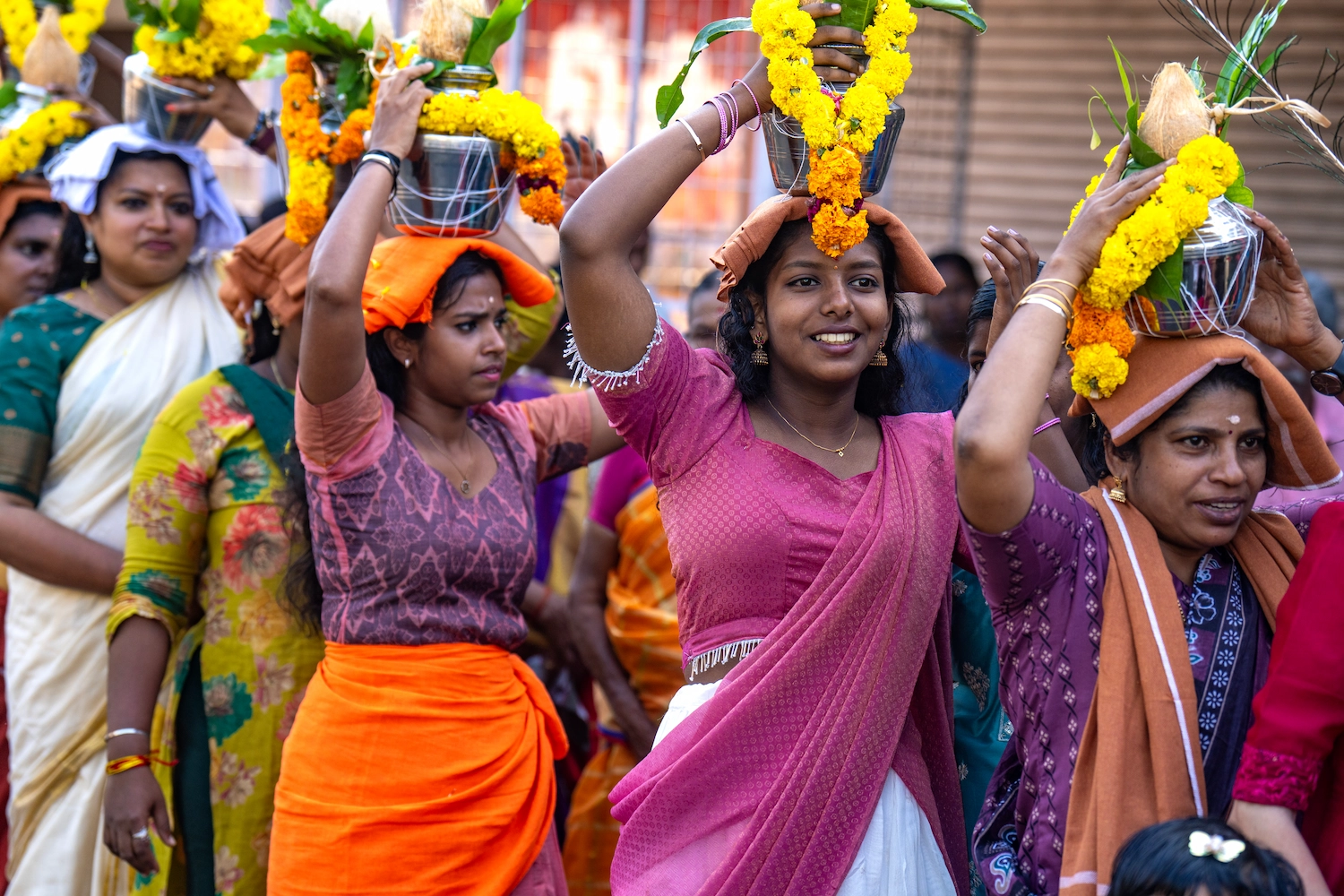 Inde, Kerala, femmes portant des offrandes pendant la fête de Thaipooyam