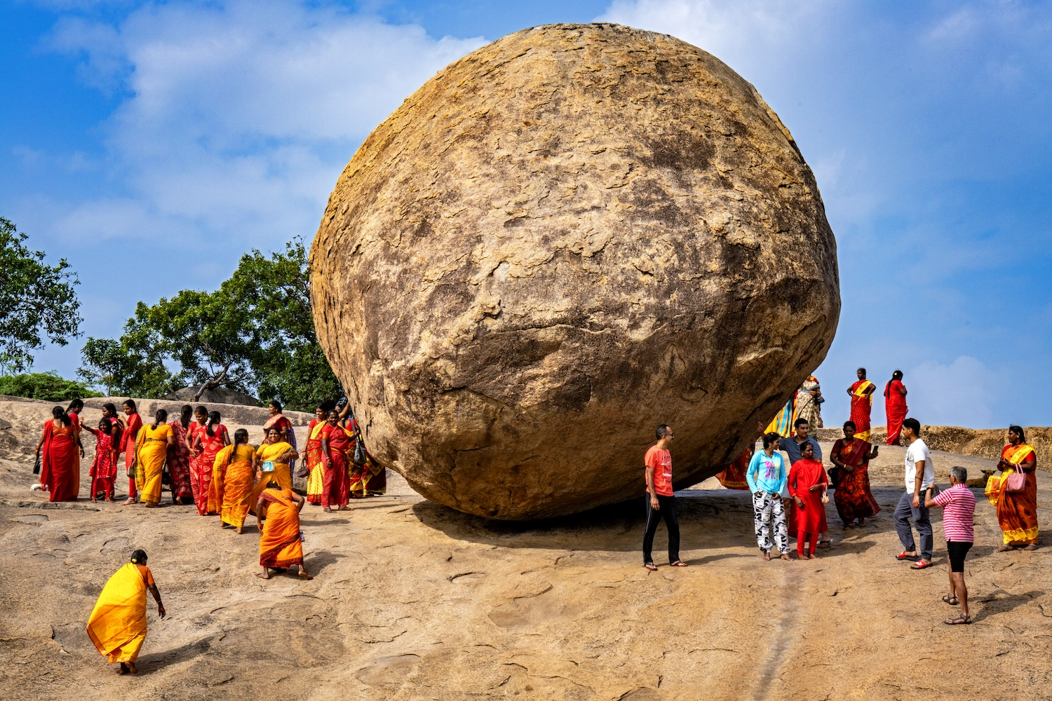 Inde, Tamil Nadu, la"Boule de beurre de Krishna", un boc de granite de 250 tonnes à Mahabalipuram