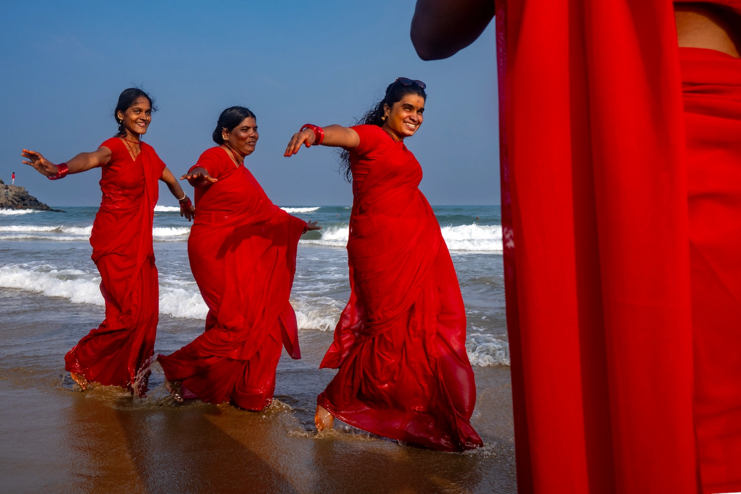 Inde, Tamil Nadu, femmes participant à un pélérinage jouant sur la plage de Mahabalipuram