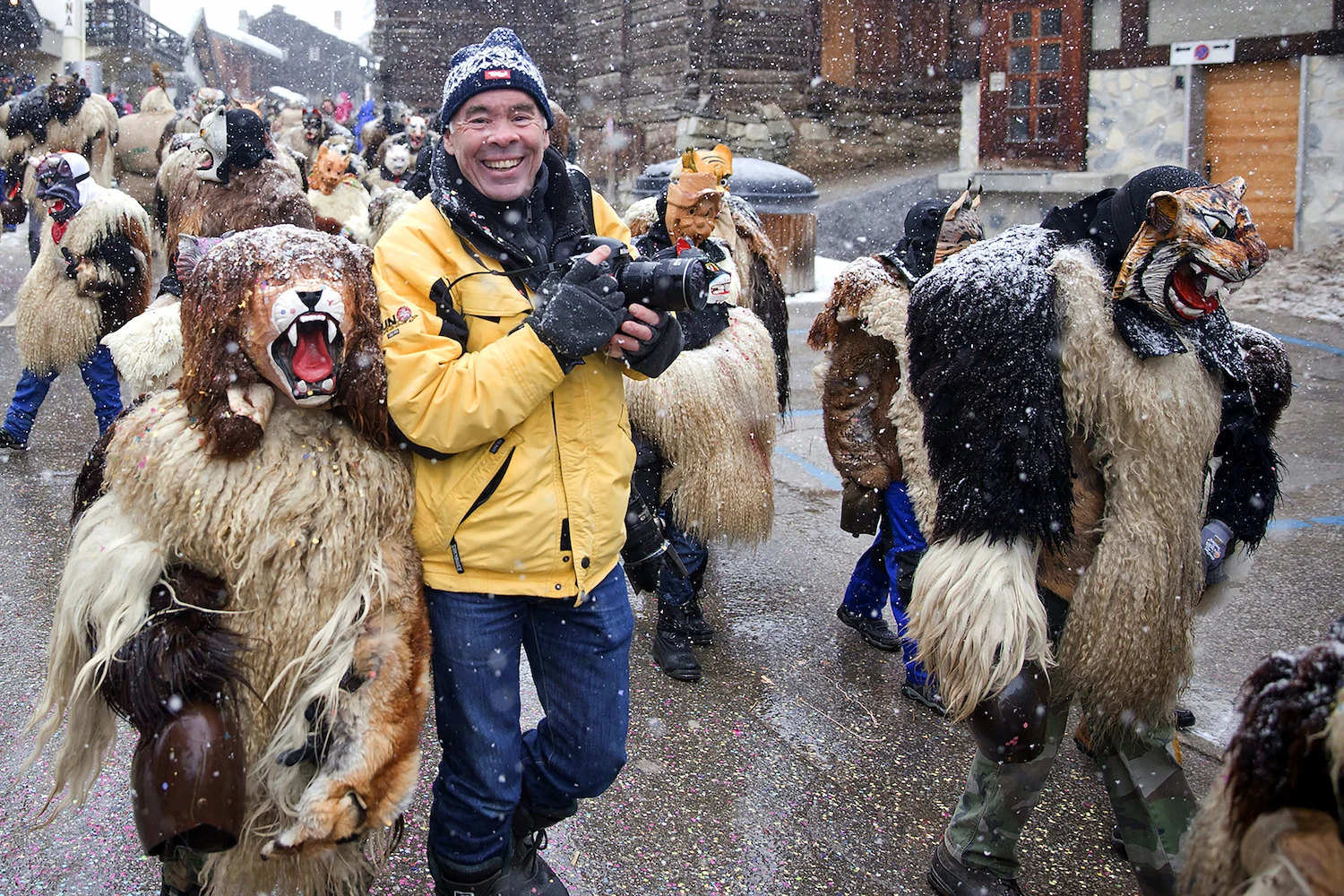Suisse, Valais, Patrick Frilet au milieu des peluches pendant le carnaval d'Evolène
