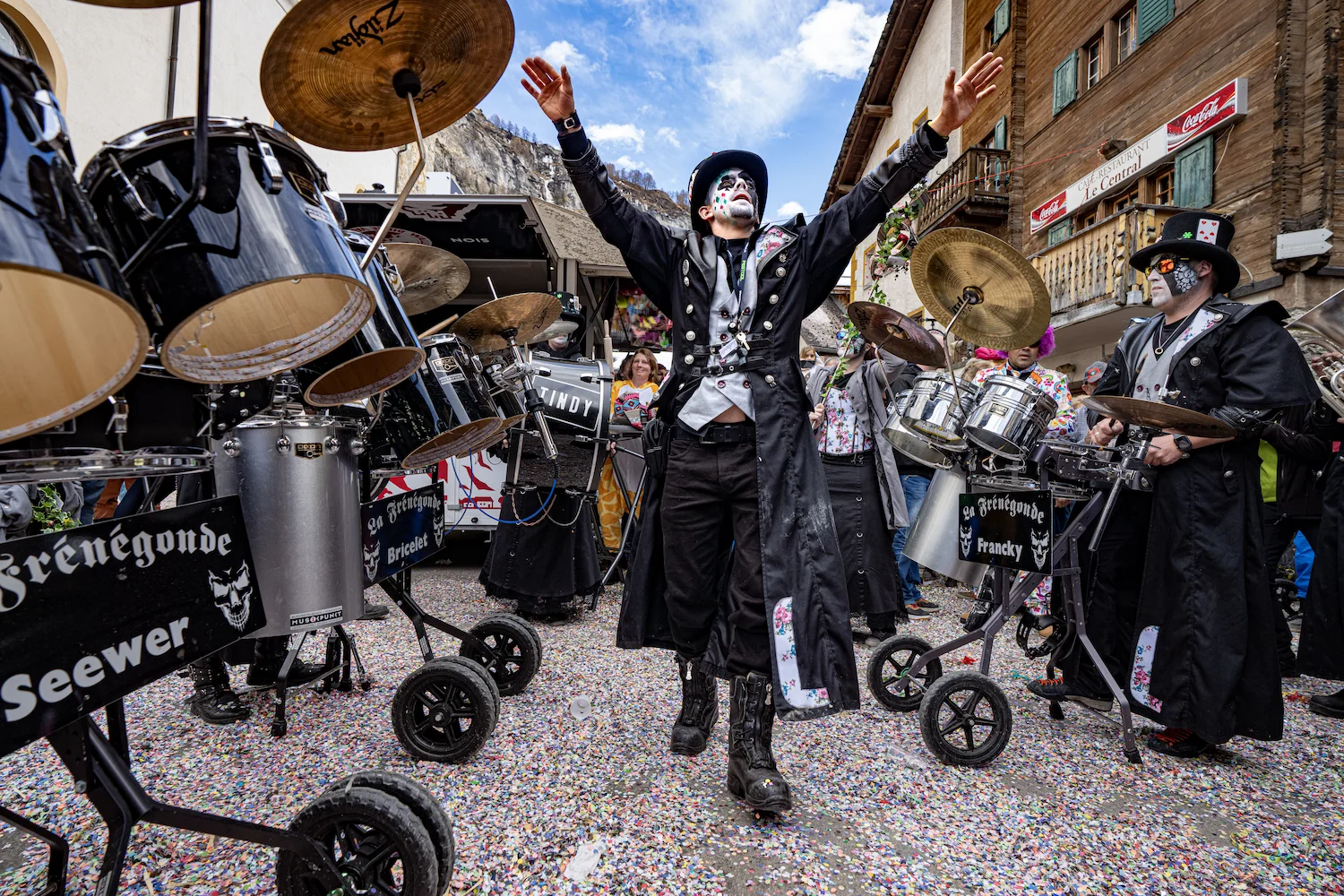 Suisse, Valais, les Guggenmusic pendant le carnaval des Tshäggättäs du Lôtshental