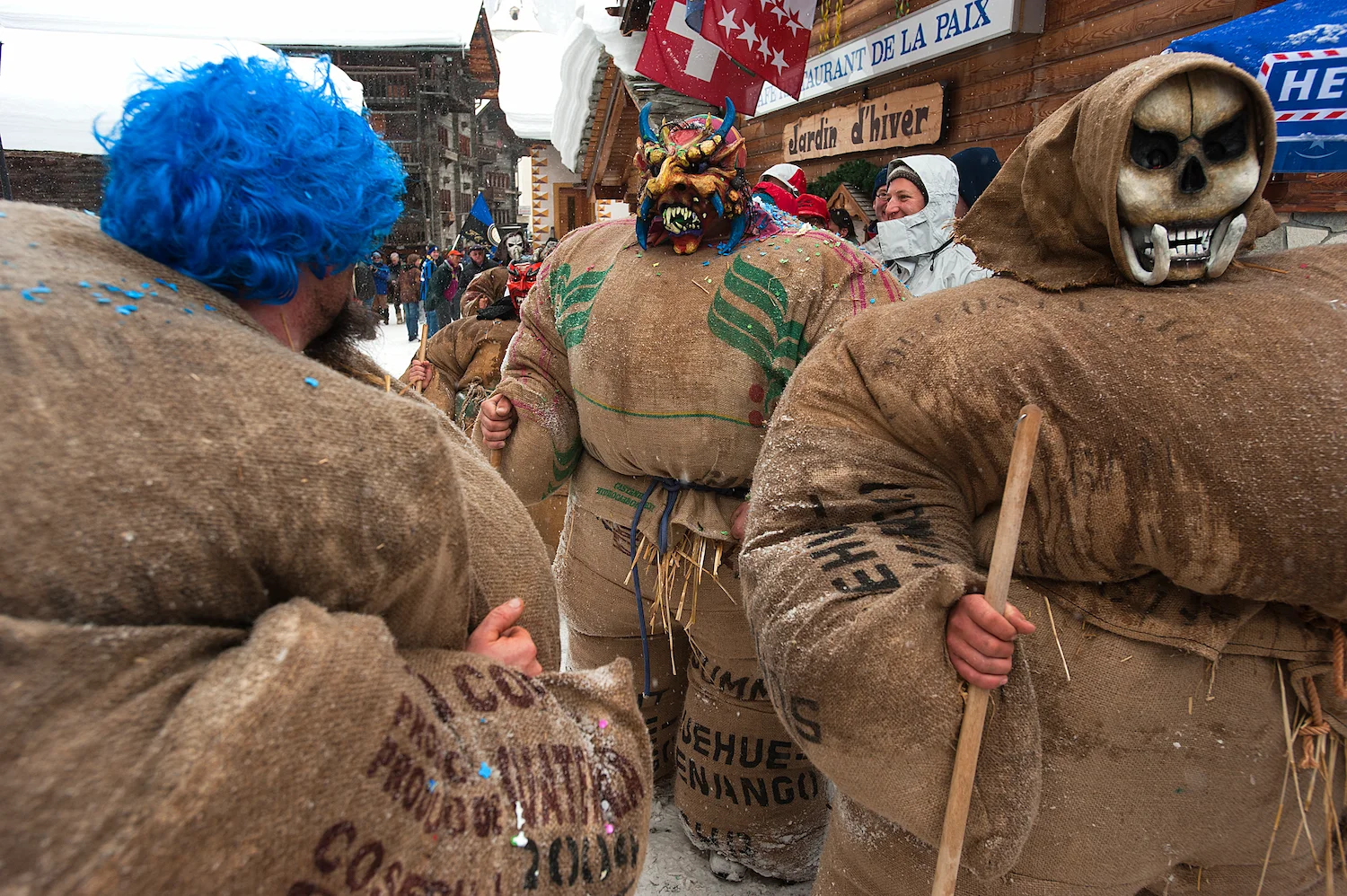 Suisse, Valais, les empaillés pendant le carnaval d'Evolène