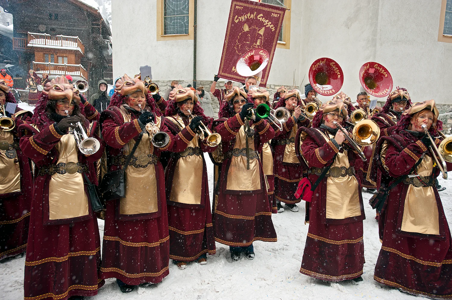 Suisse, Valais, fanfare pendant le carnaval d'Evolène