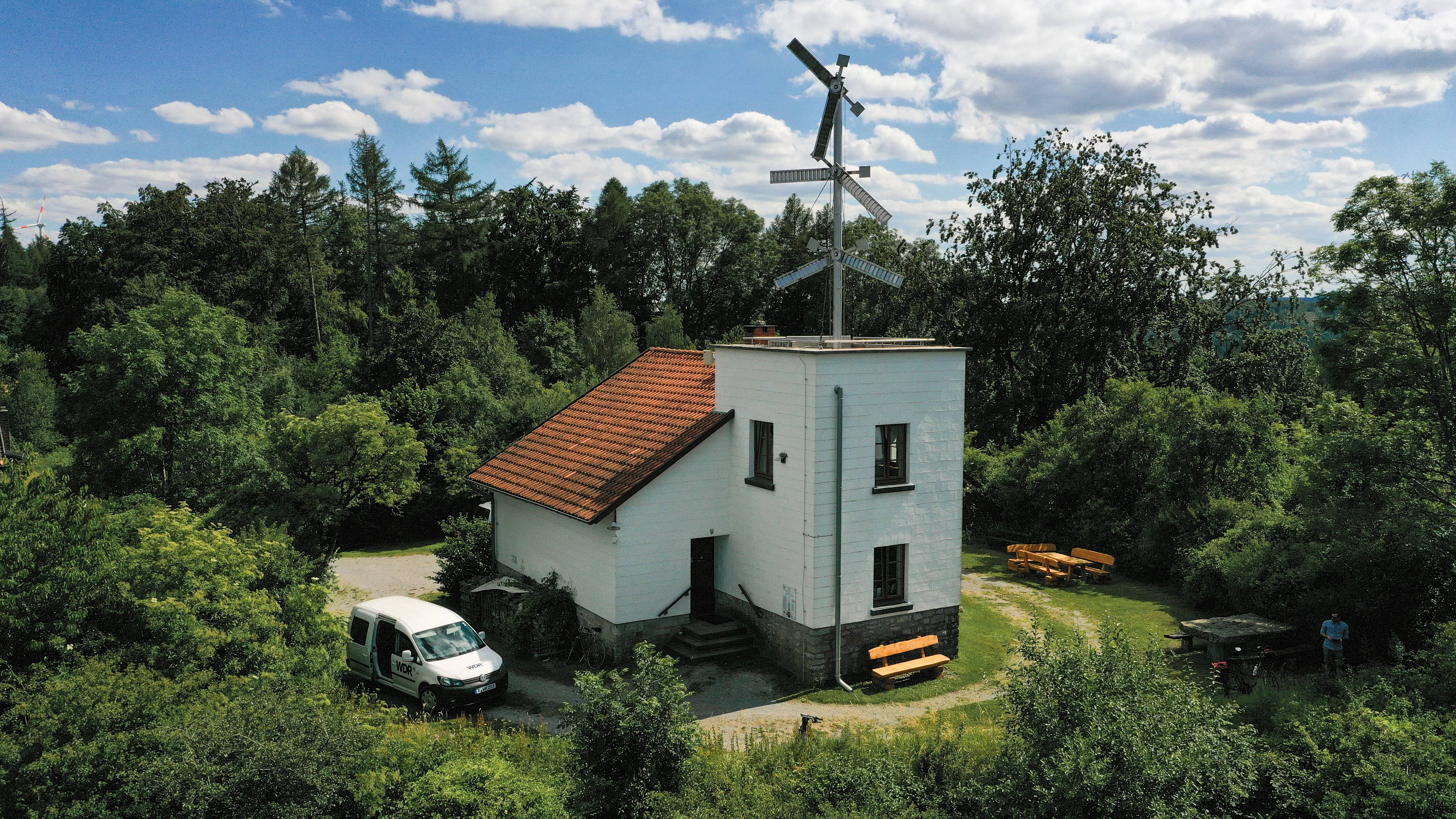 Telegrafenstation 32 inmitten grüner Bäume und Bänken.