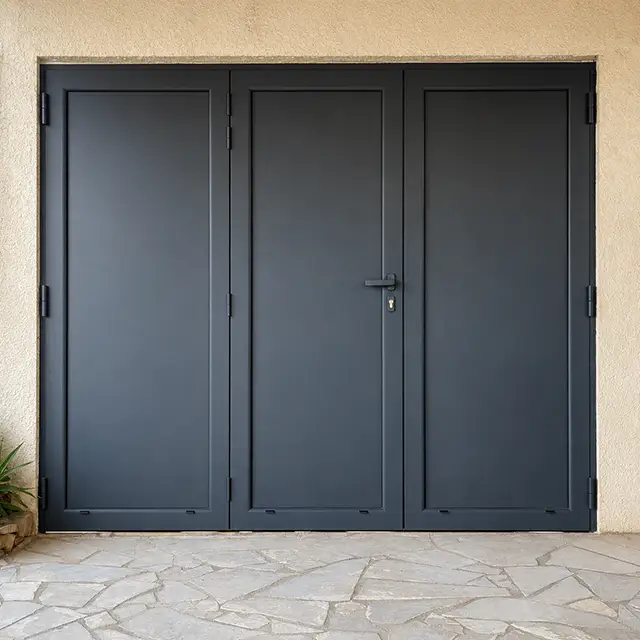 Porte de garage aluminium isolée installée sur une maison contemporaine.