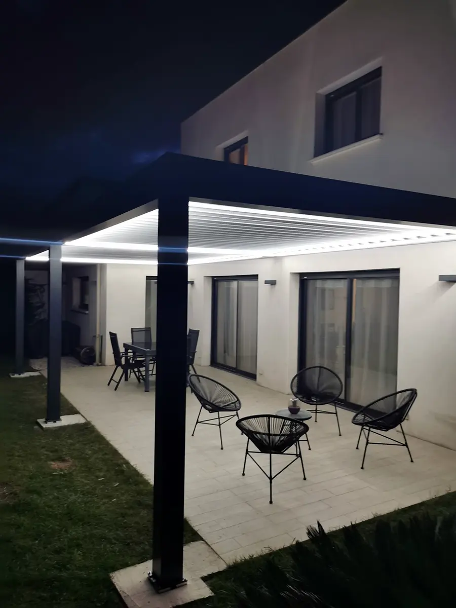 Pergola en cours d'installation sur une terrasse de maison.