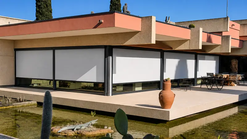 Stores motorisés déployés sur la terrasse d'une maison moderne.