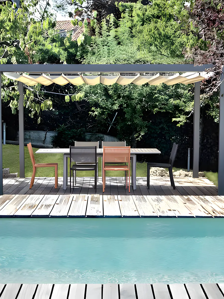 Pergola modèle Sunlight avec structure aluminium et toiture ajourée.