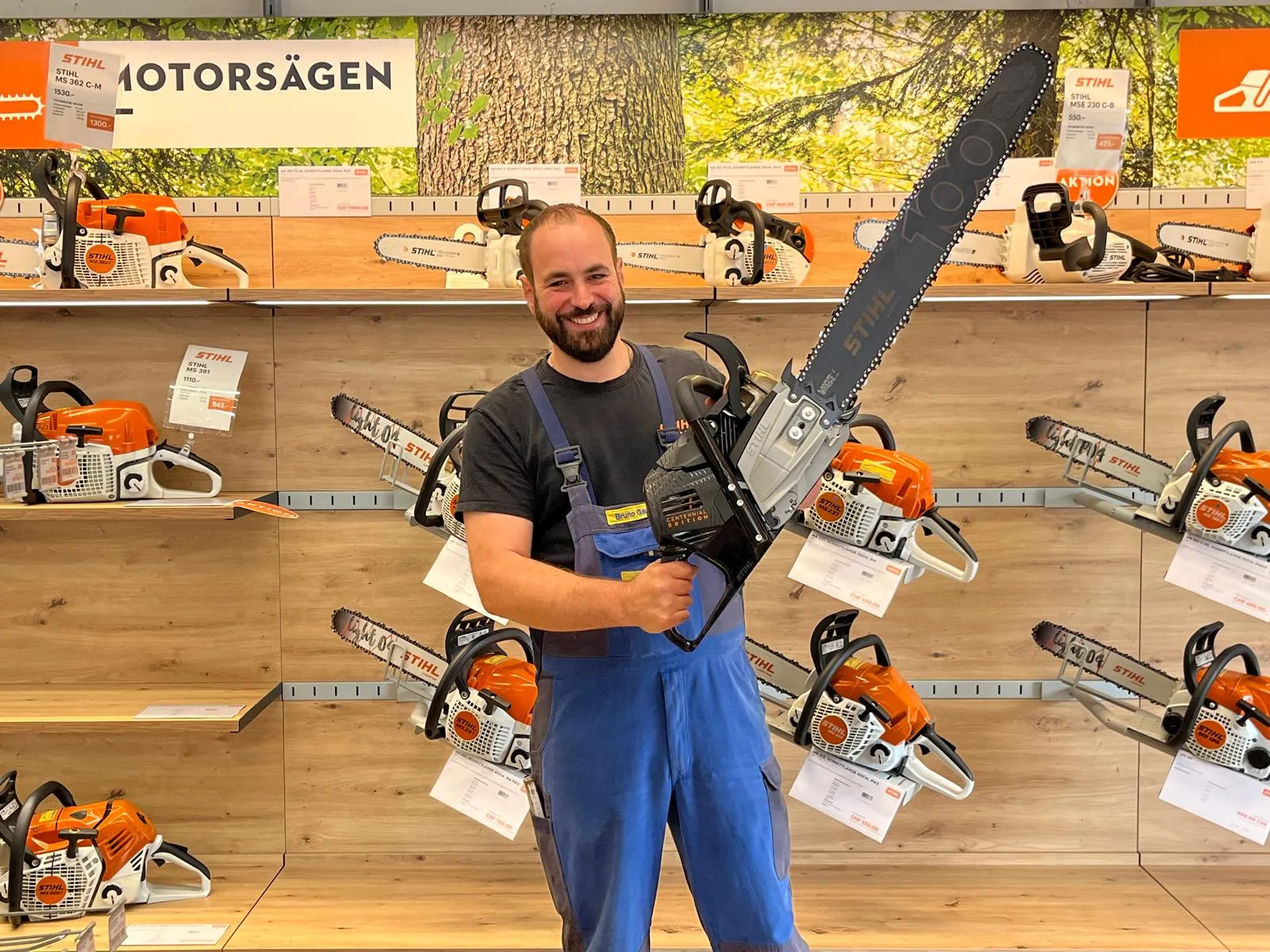 Bruno Gauch feiert sein 10-jähriges Jubiläum bei Keller Landtechnik. Ein herzliches Dankeschön für 10 Jahre Zuverlässigkeit, Einsatz und Treue.