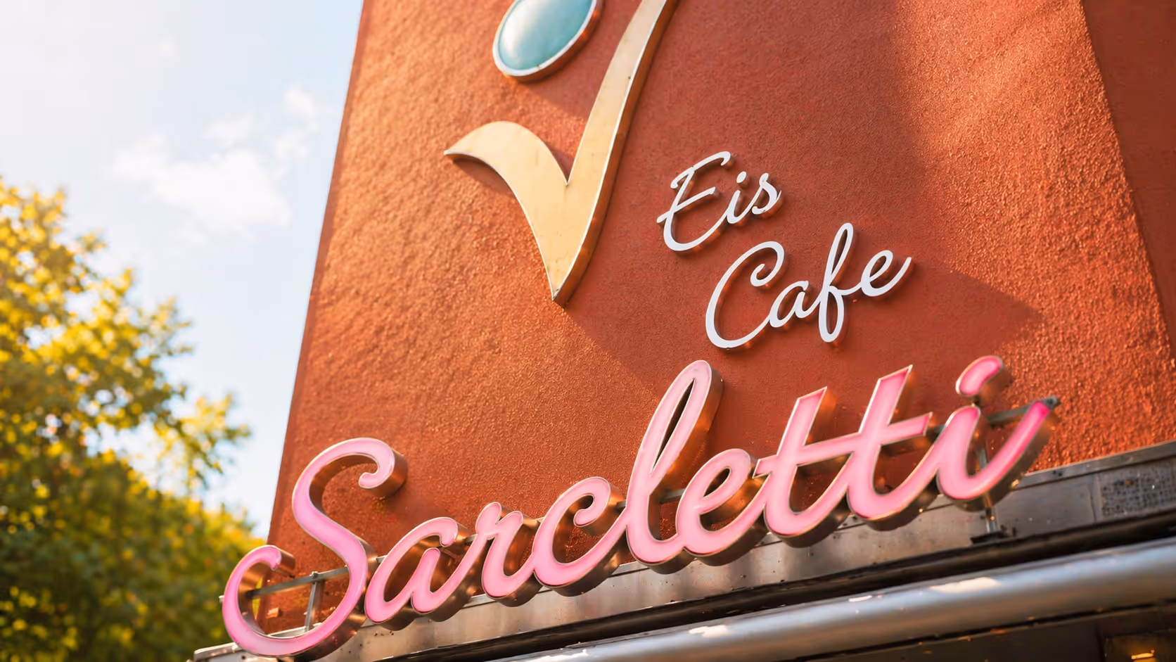 Nahaufnahme vom Schild des Sarclettis