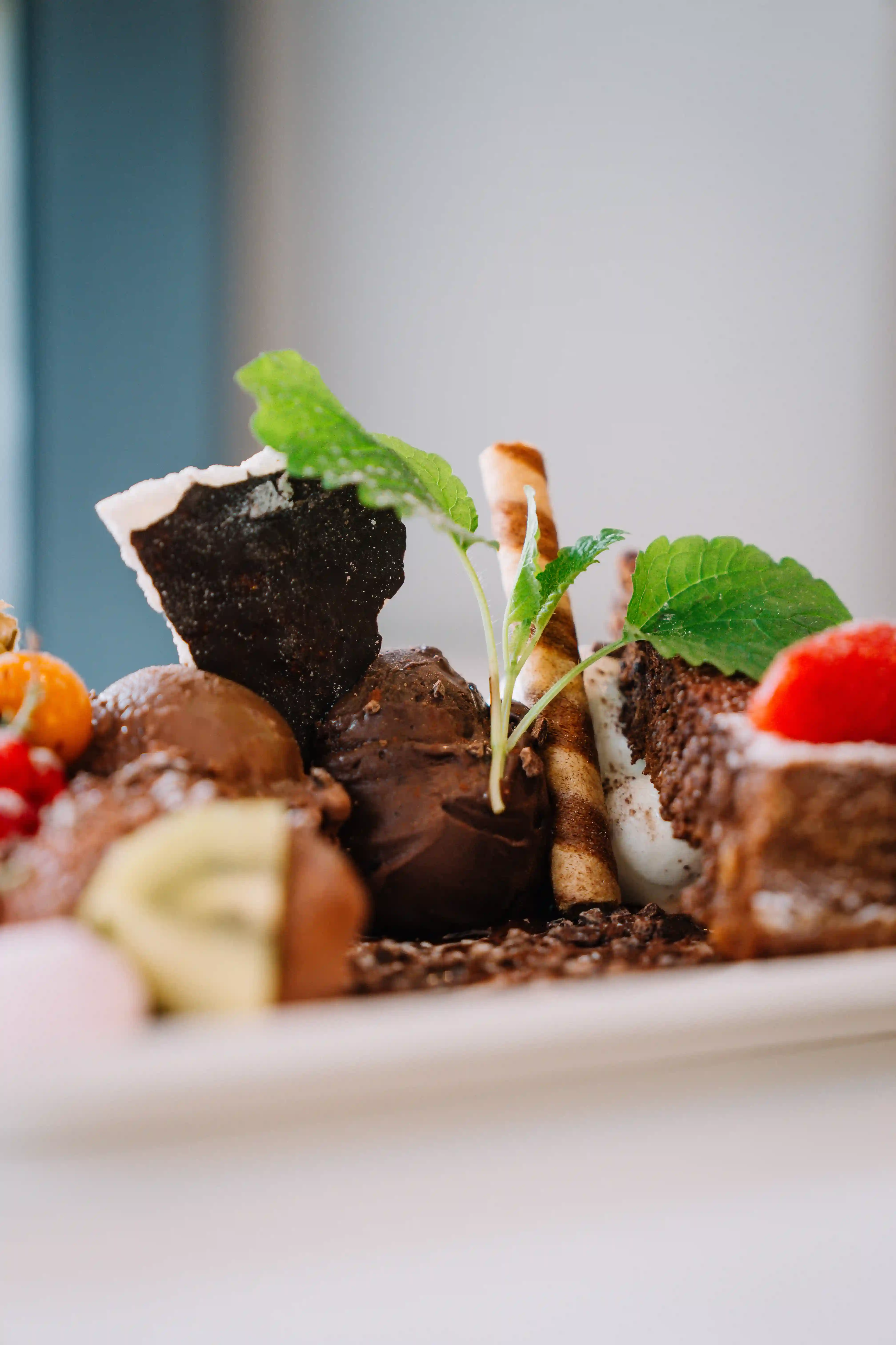 Nahaufnahme einer Dessertkreation mit Schokoladensauce und Garnitur