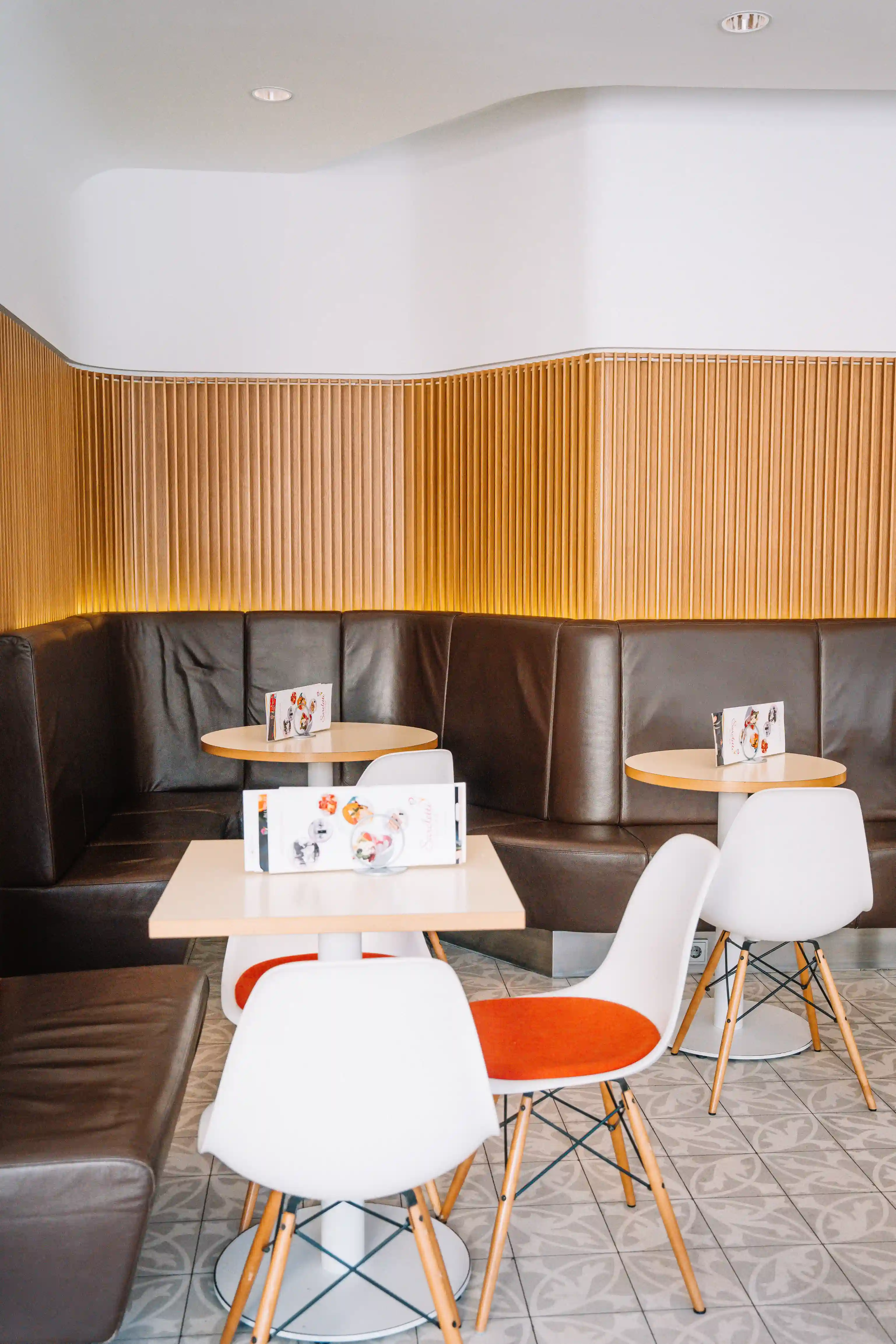 Gemütliche Sitzgelegenheiten in unserem Café in München.