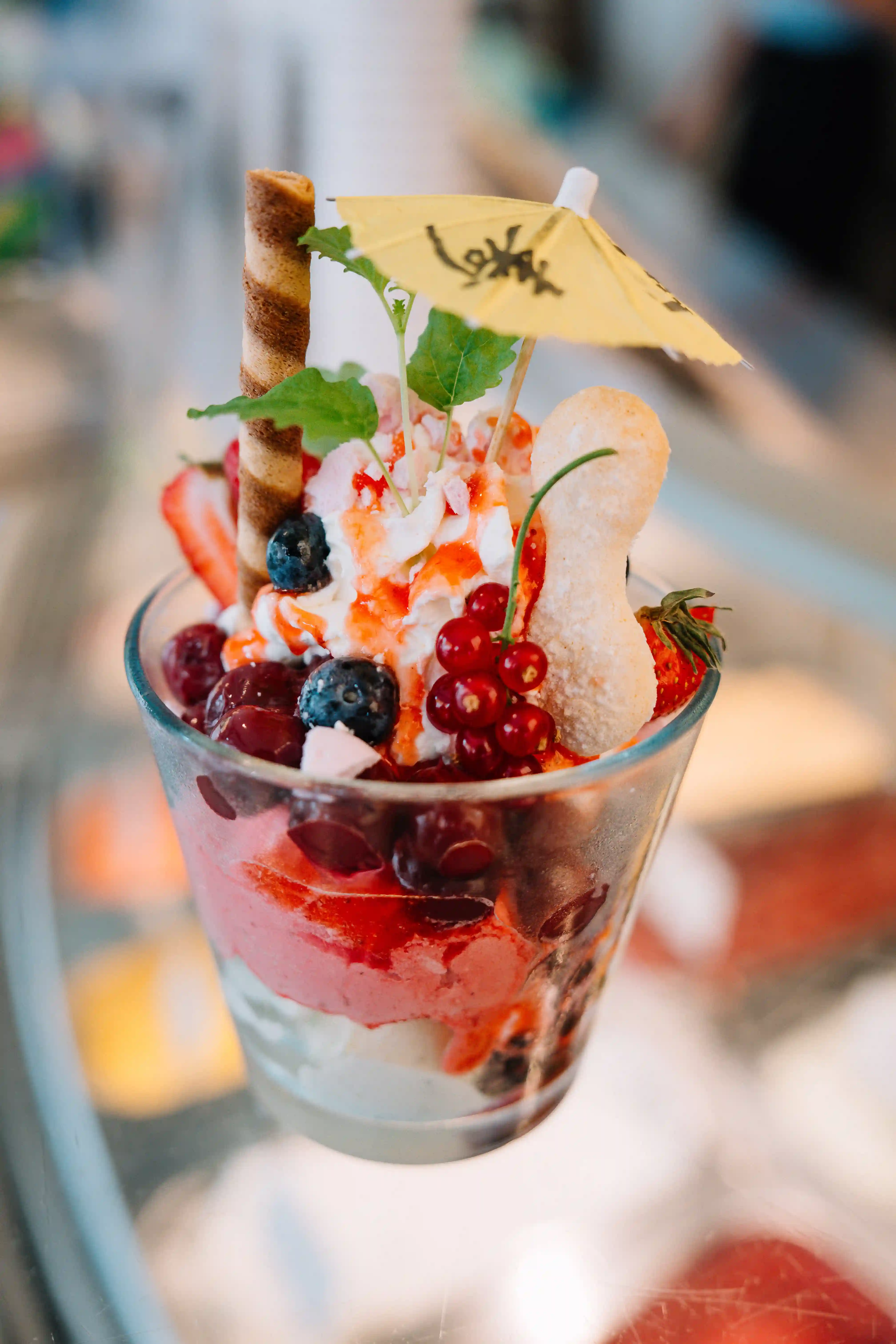 Ein Kiwi-Eisbecher mit lecker Kiwi-Scheiben, Zucker-Herz und fruchtigen Eis.