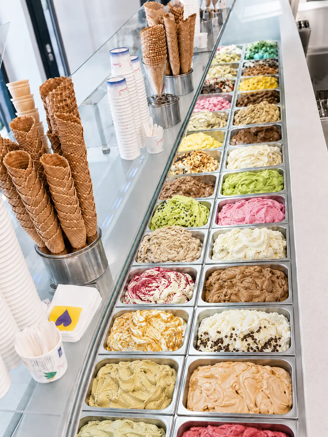 Ein Ausschnitt der farbintensiven Eissorten in der Sarcletti Eis-Theke.