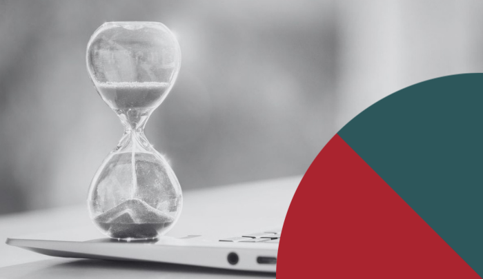 Sanduhr auf Laptop mit Designelement