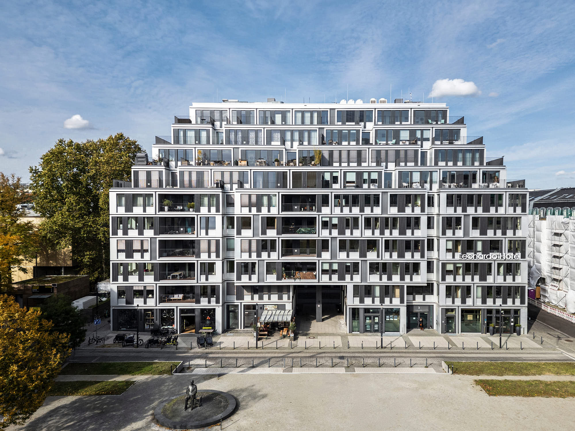 Moderne Wohnanlage in Berlin mit weißer Fassade, Balkonen und großzügigem Eingangsbereich