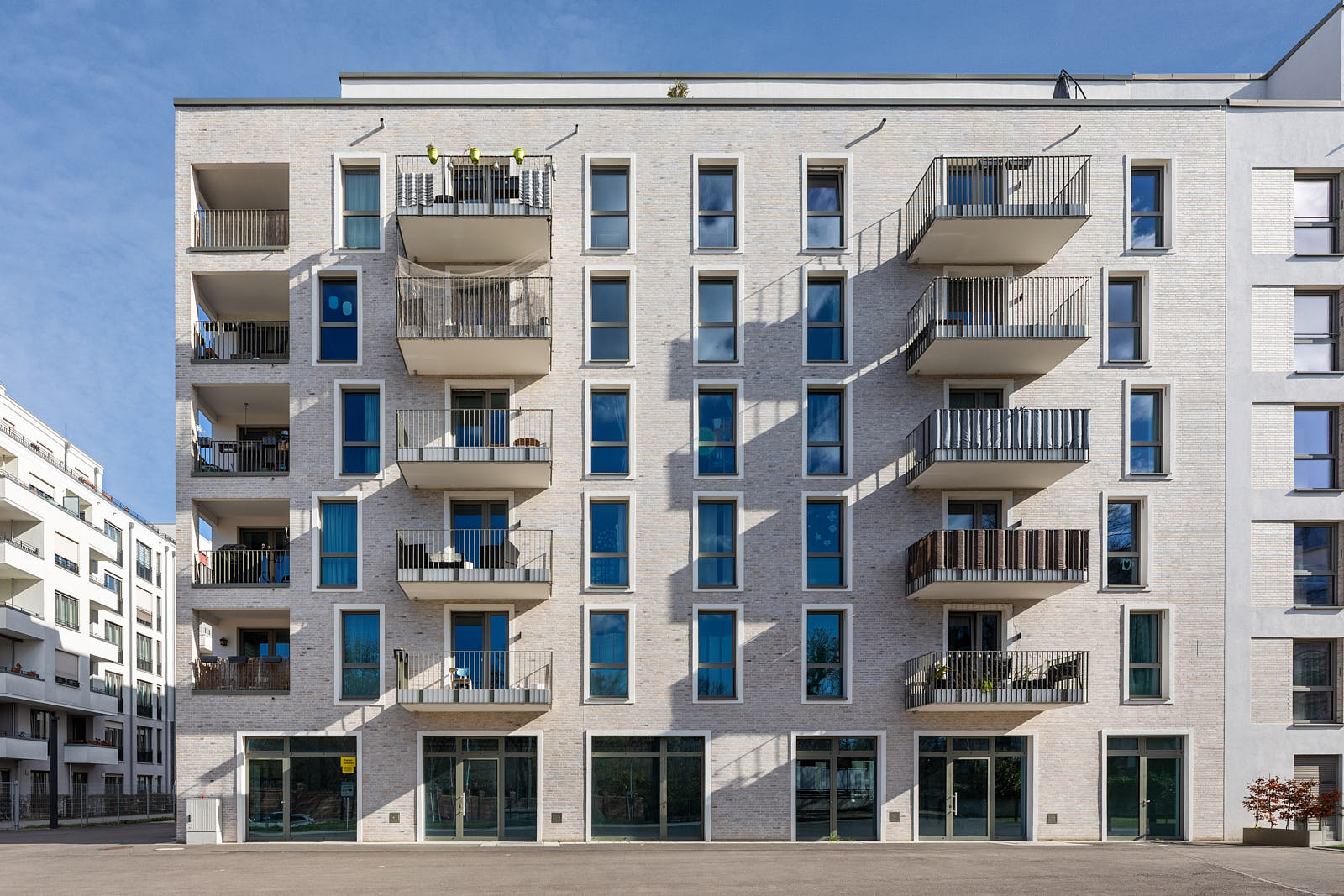 Moderne Wohnimmobilie in Berlin mit Balkonen und klar gegliederter Fassade