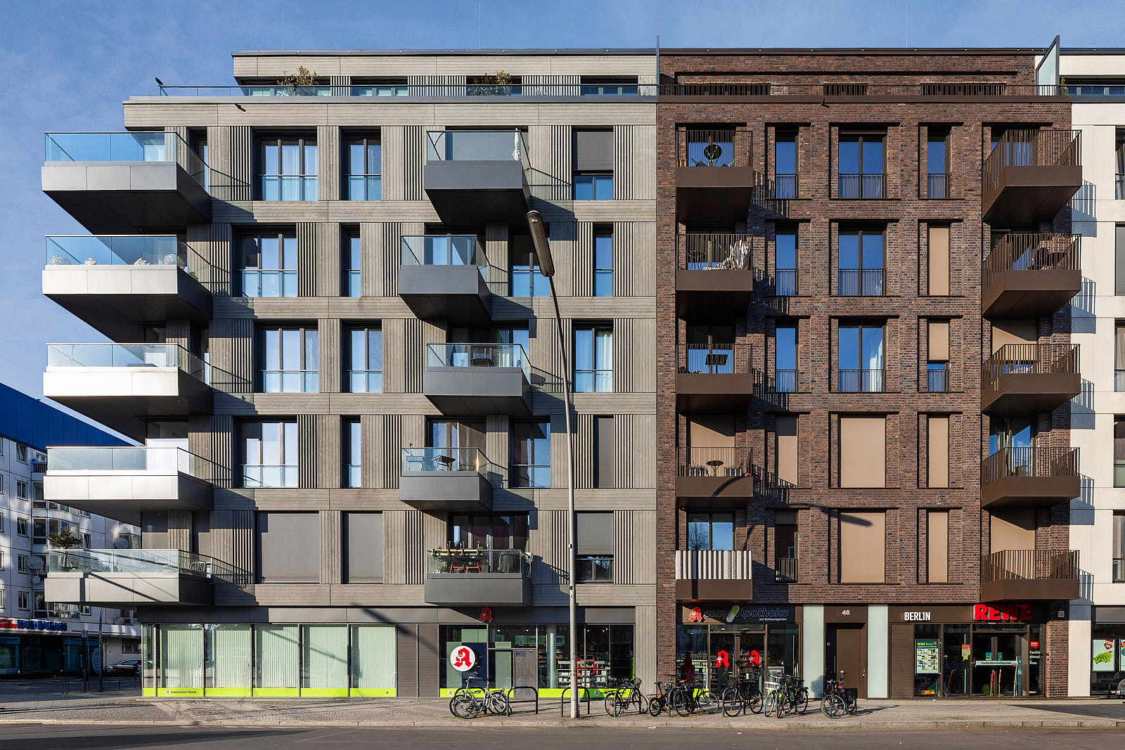 Moderne Wohn- und Geschäftsfassade in Berlin mit Balkonen und unterschiedlichen Fassadenmaterialien