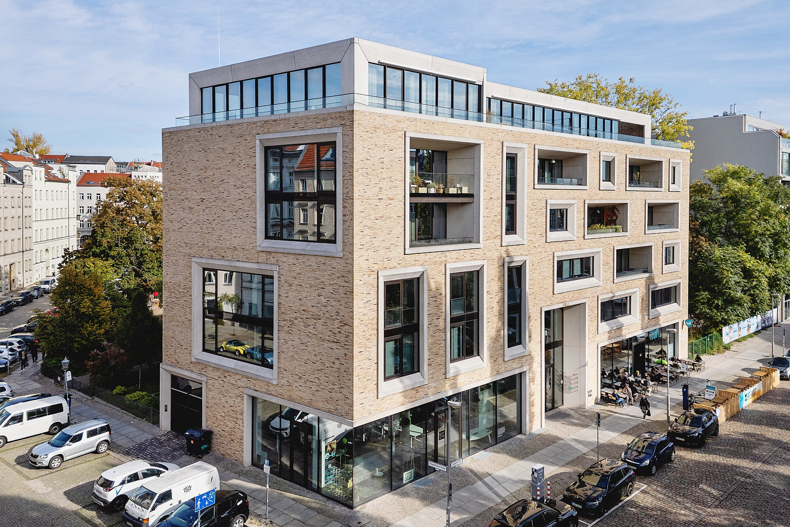 Modernes Wohn- und Geschäftshaus in Berlin mit Klinkerfassade, großen Fensterflächen und Dachgeschoss