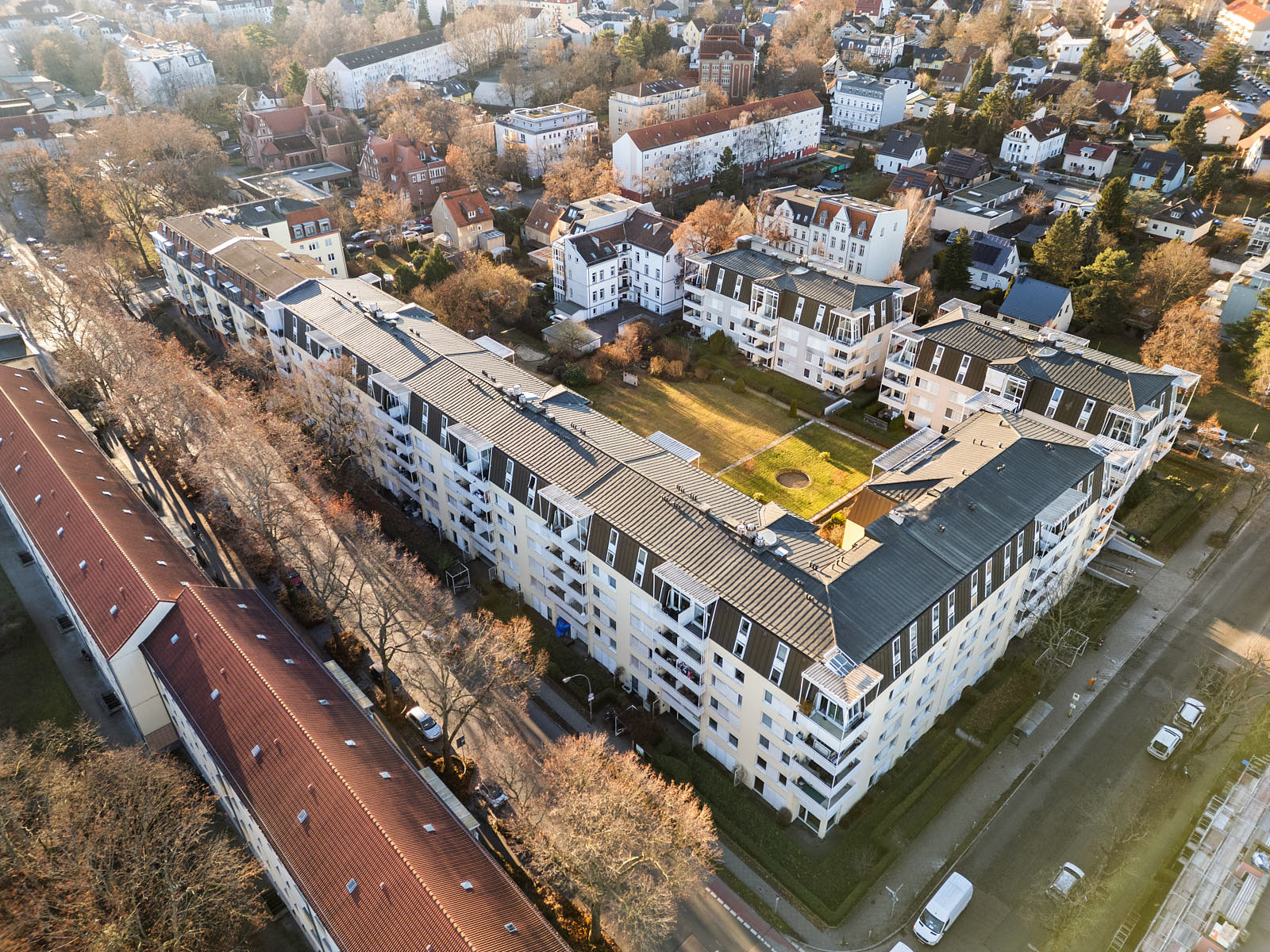 Luftaufnahme einer Wohnanlage in Berlin mit großem begrüntem Innenhof und umliegender Wohnbebauung