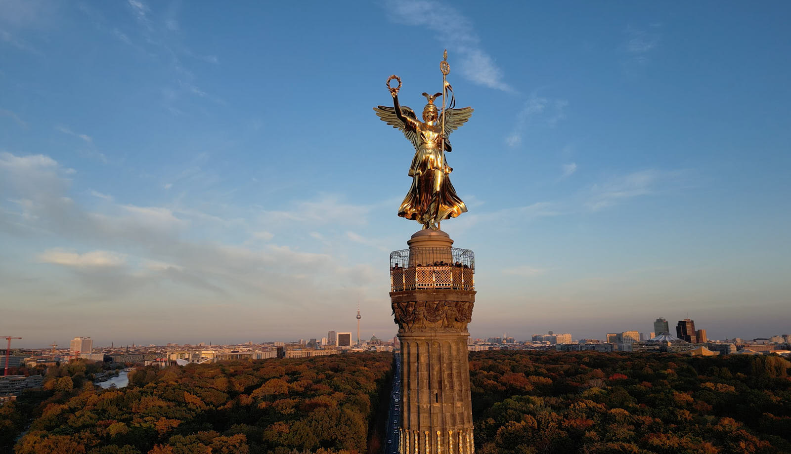 Luftaufnahme der Berliner Siegessäule mit Goldener Viktoria und Blick über den Tiergarten