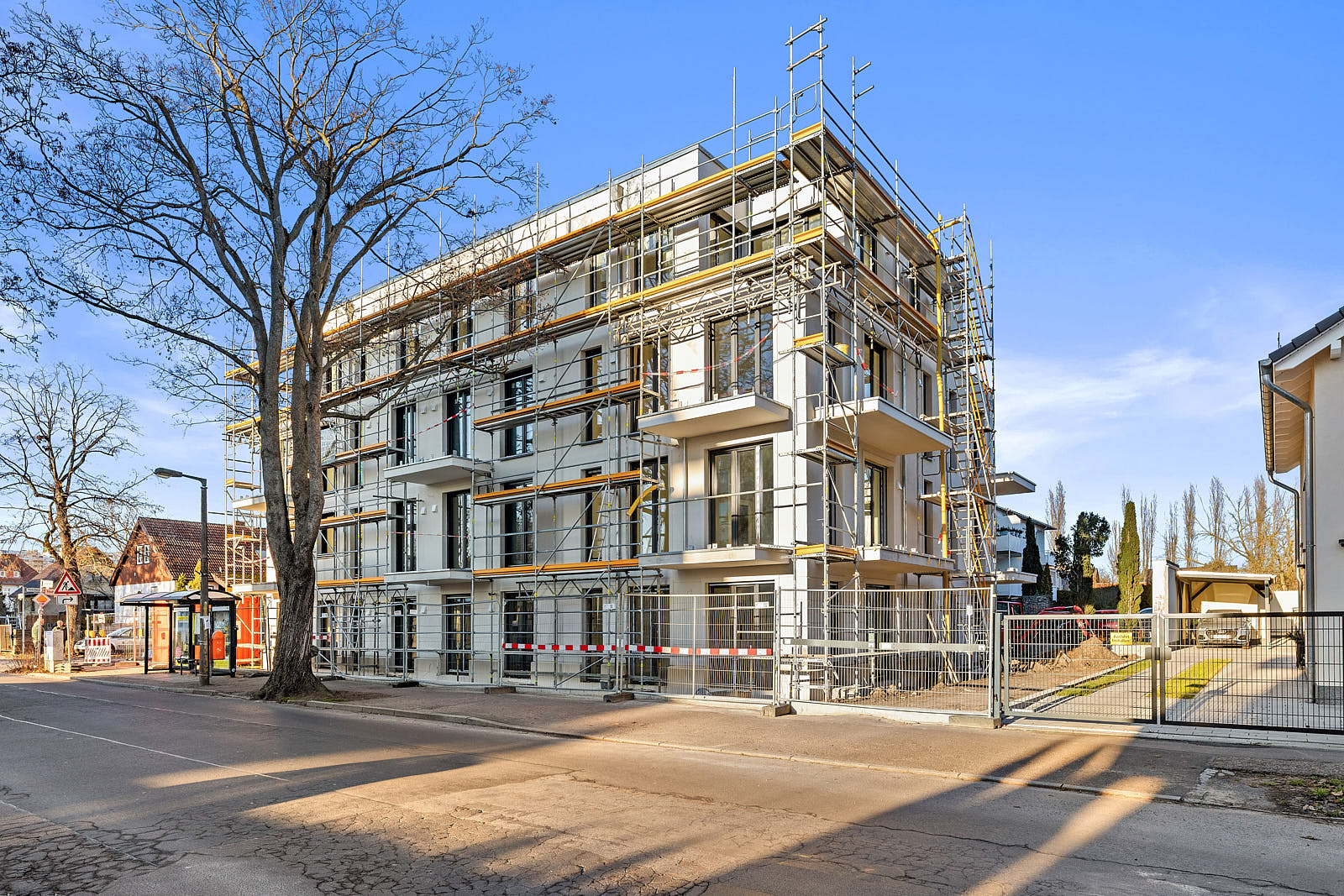 Wohngebäude im Bau in Berlin mit Fassadengerüst und straßenseitiger Ansicht
