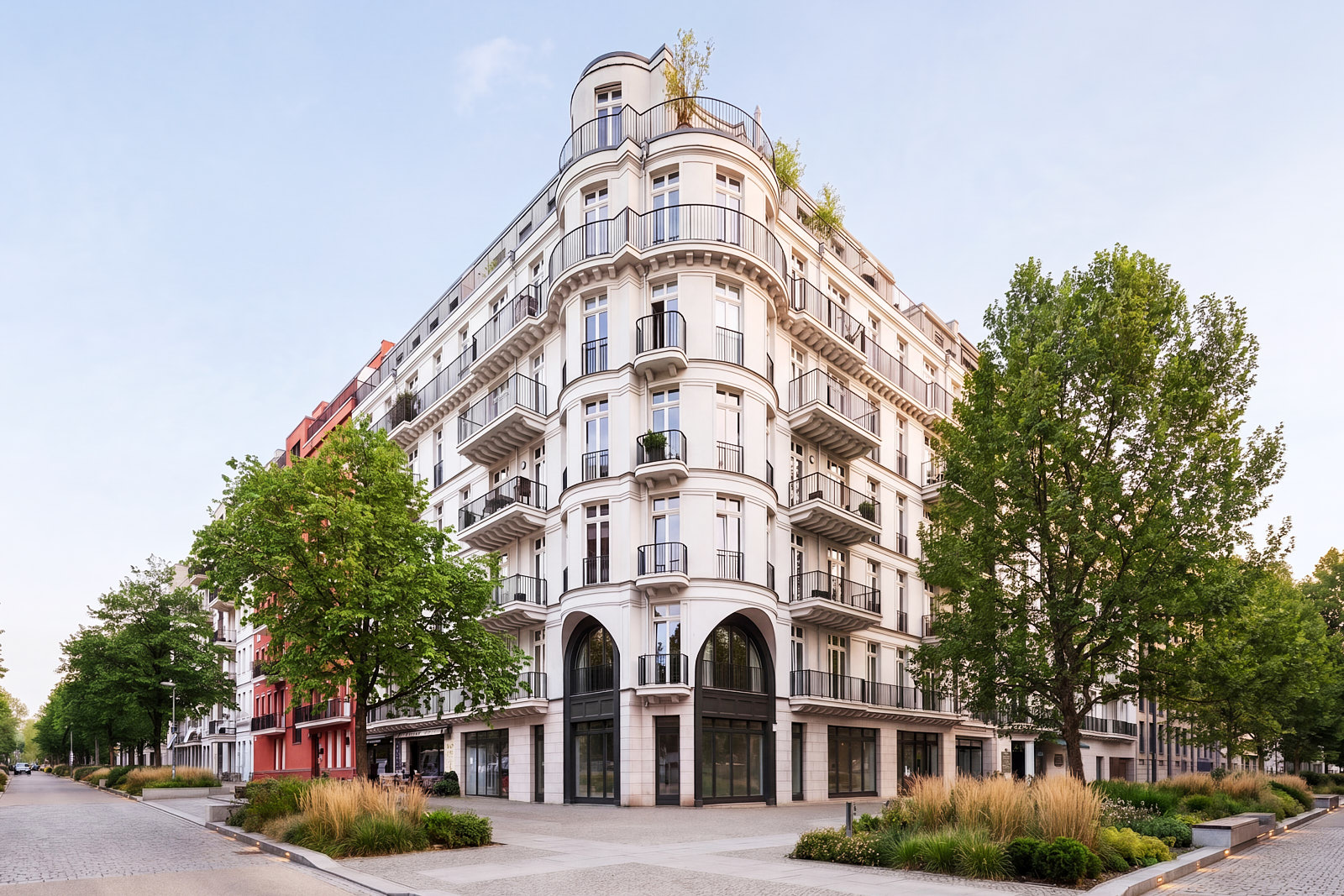 Modernes Wohngebäude in Berlin mit heller Fassade und begrüntem Außenbereich