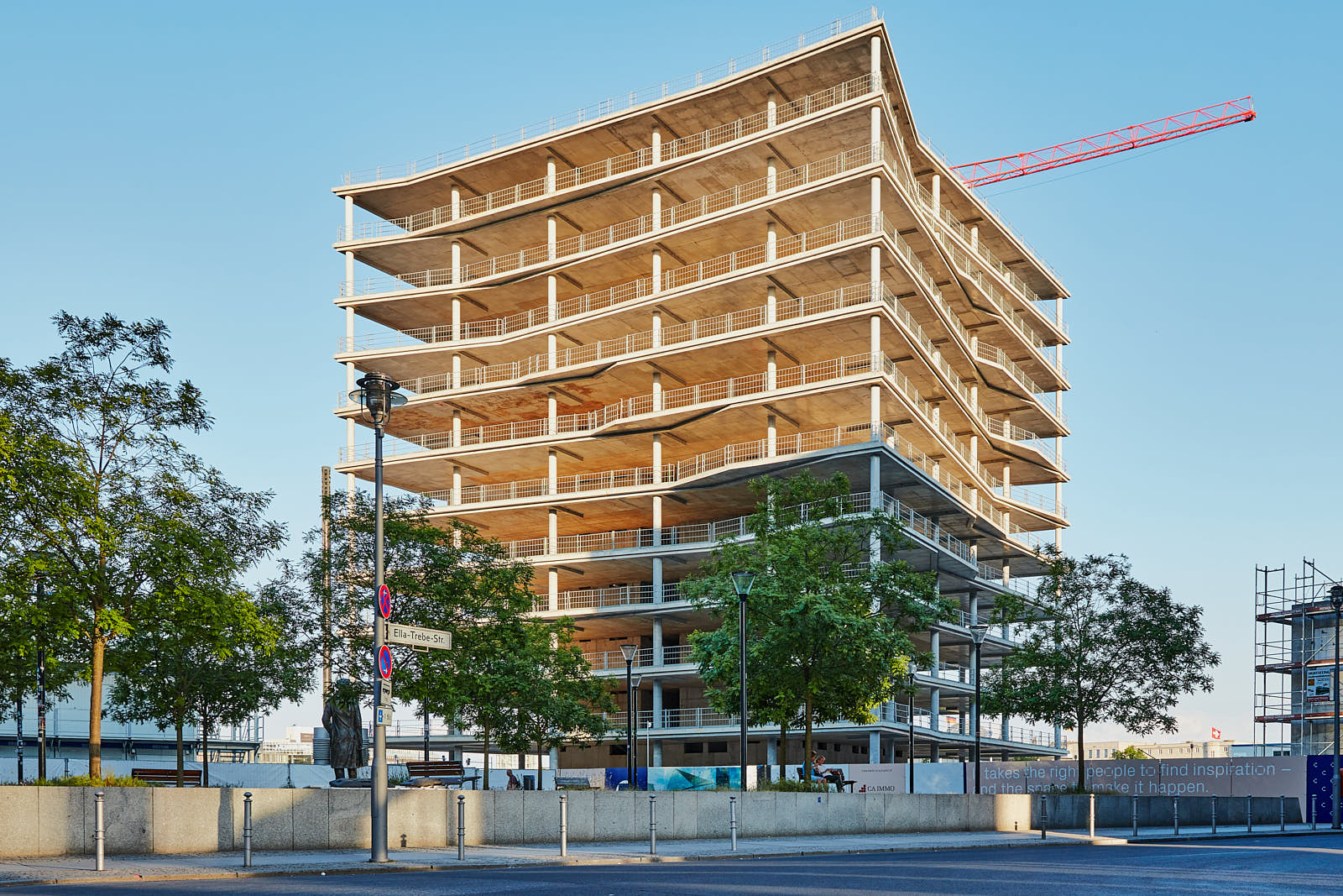 Bürogebäude im Bau in Berlin mit sichtbarer Tragstruktur, offenen Geschossen und Baukran