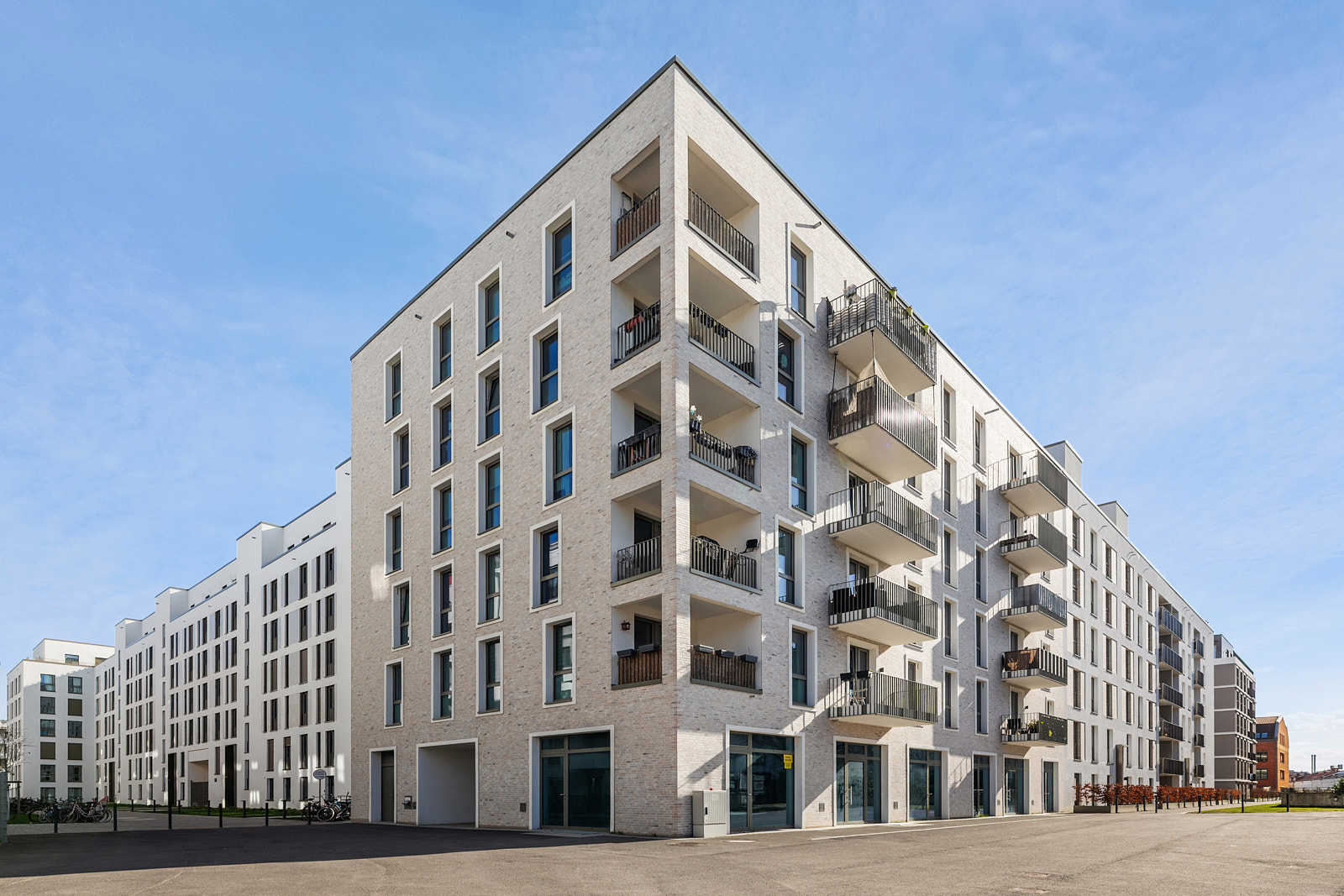 Moderne Wohnanlage in Berlin mit heller Klinkerfassade, Balkonen und großzügiger Eckansicht
