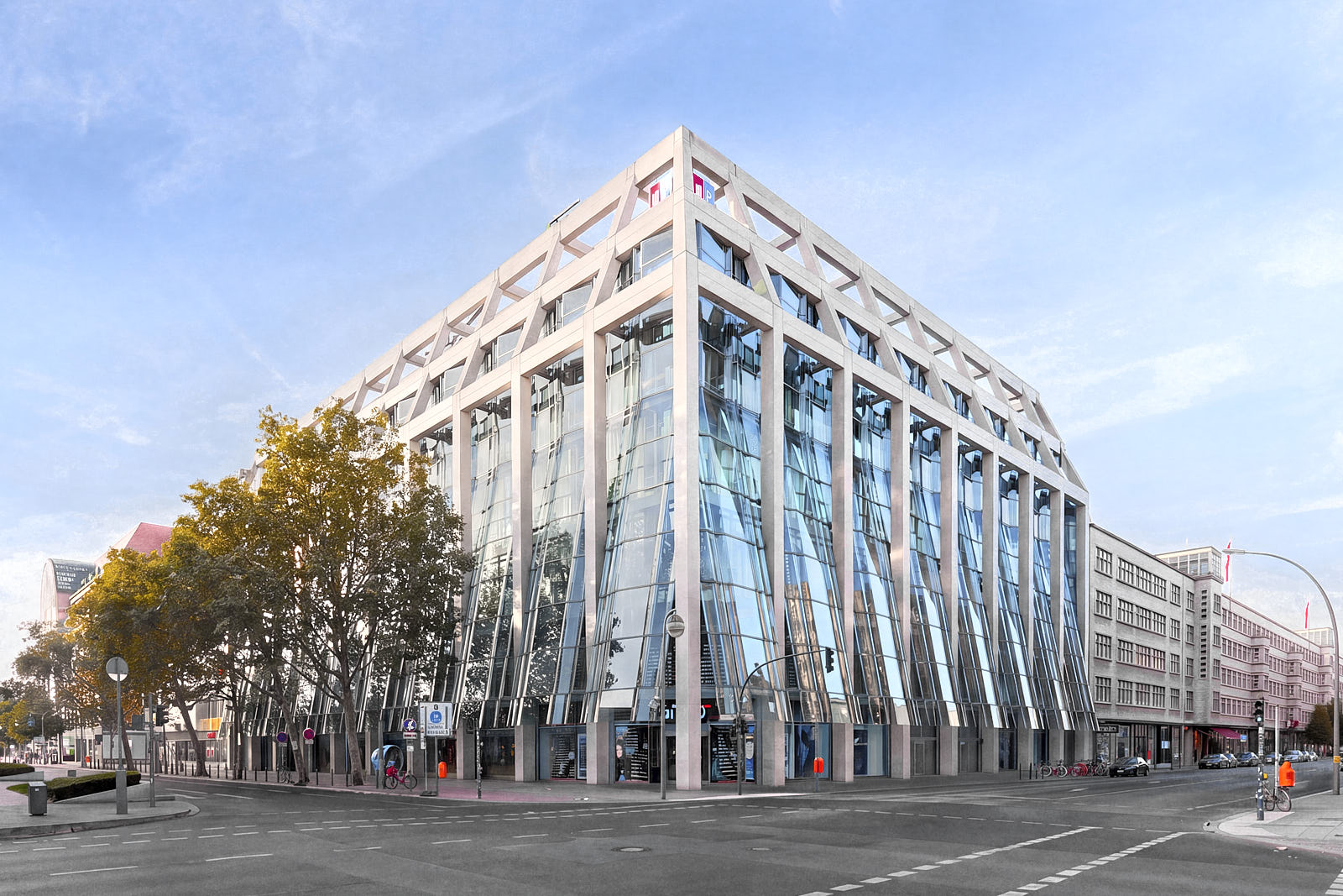 Modernes Büro- und Geschäftsgebäude in Berlin mit großflächiger Glasfassade und markanter Eckarchitektur