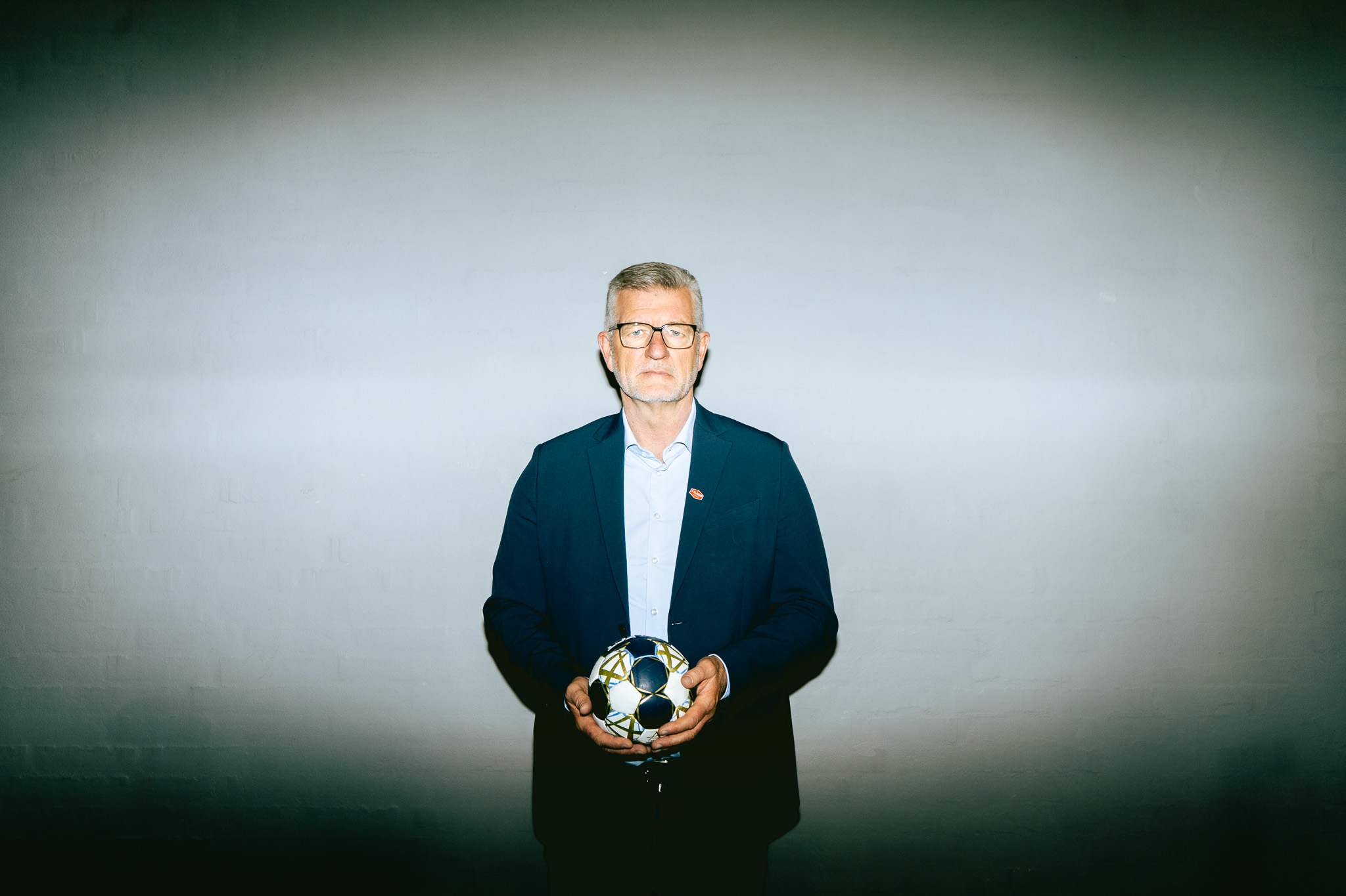 Jan Larsen med en håndbold i Gigantium