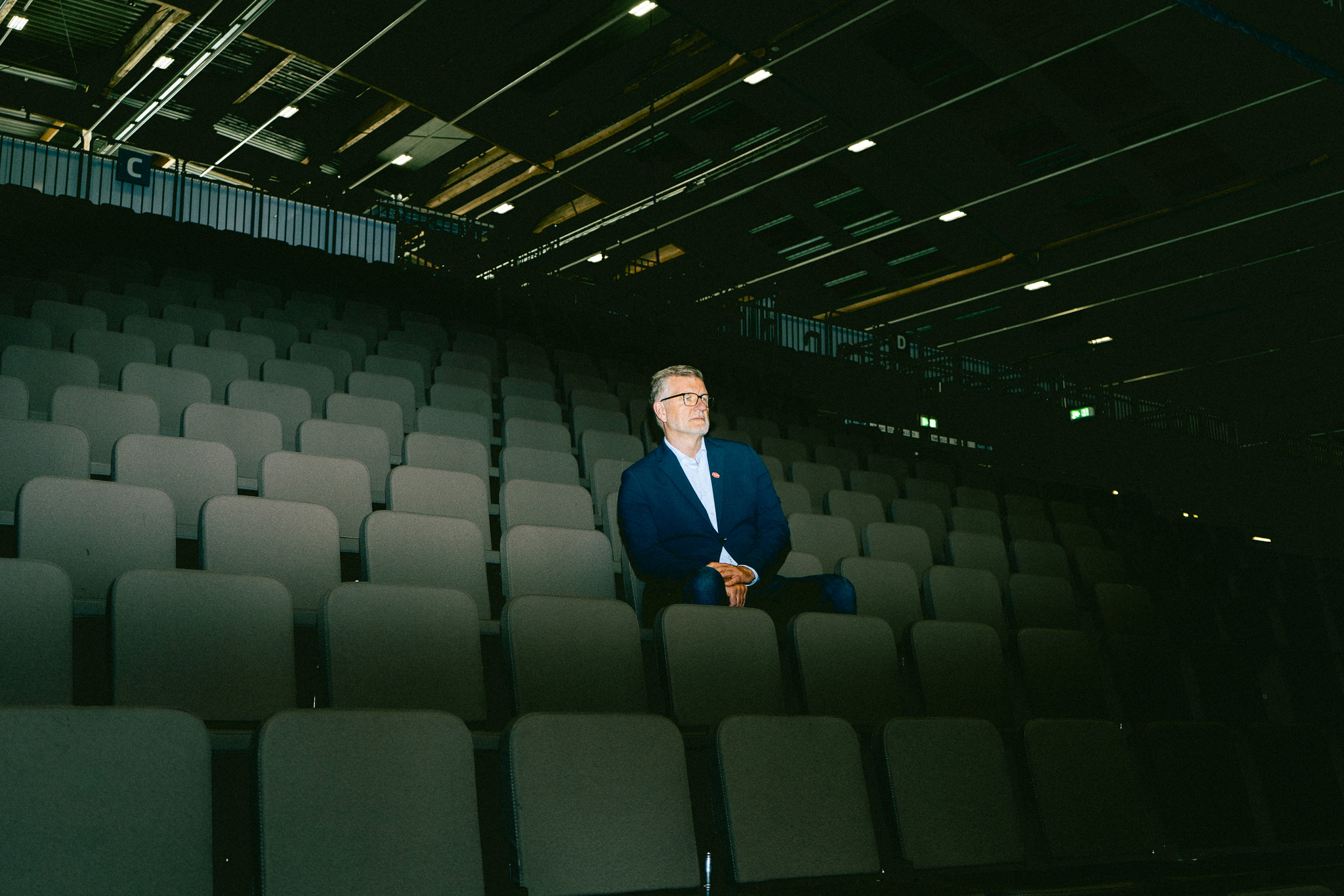 Jan Larsen på tilskuerpladserne i den tomme arena