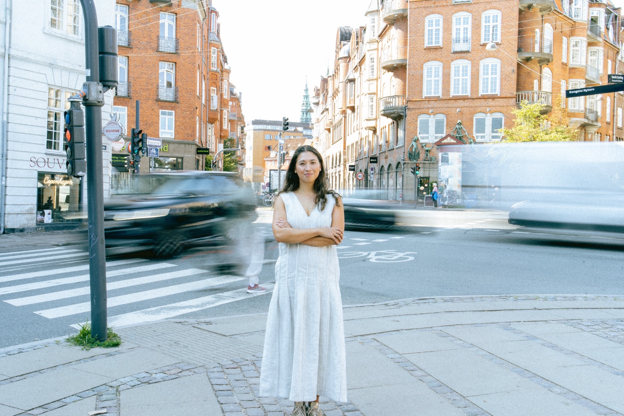 Jasmine Hansen de Guzman på et gadehjørne i København