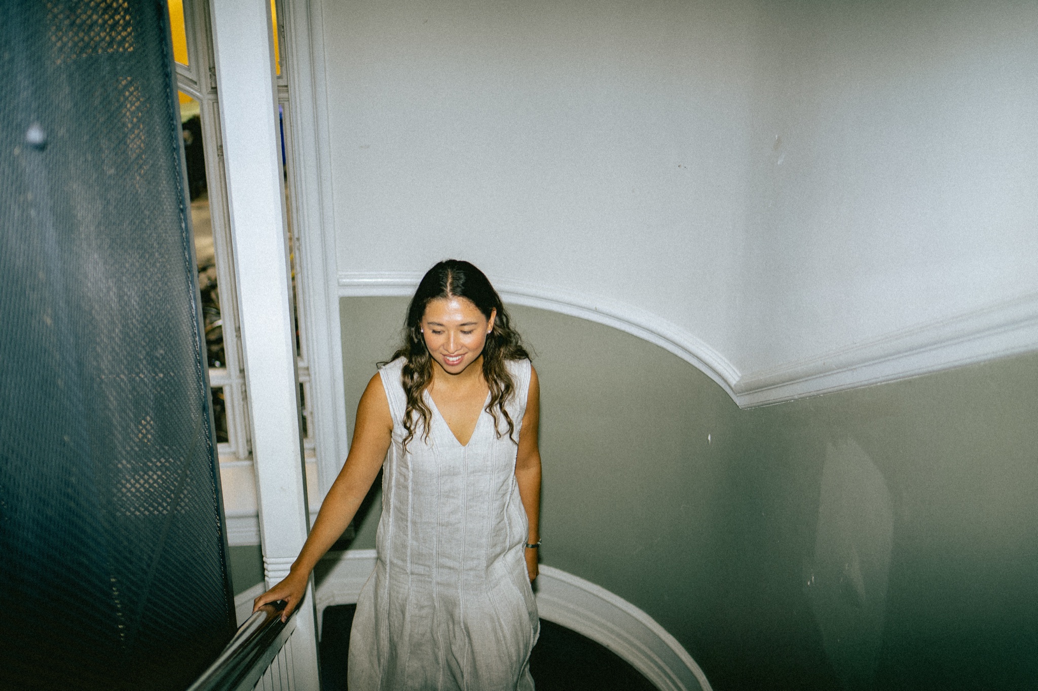 Jasmine Hansen de Guzman på en trappe