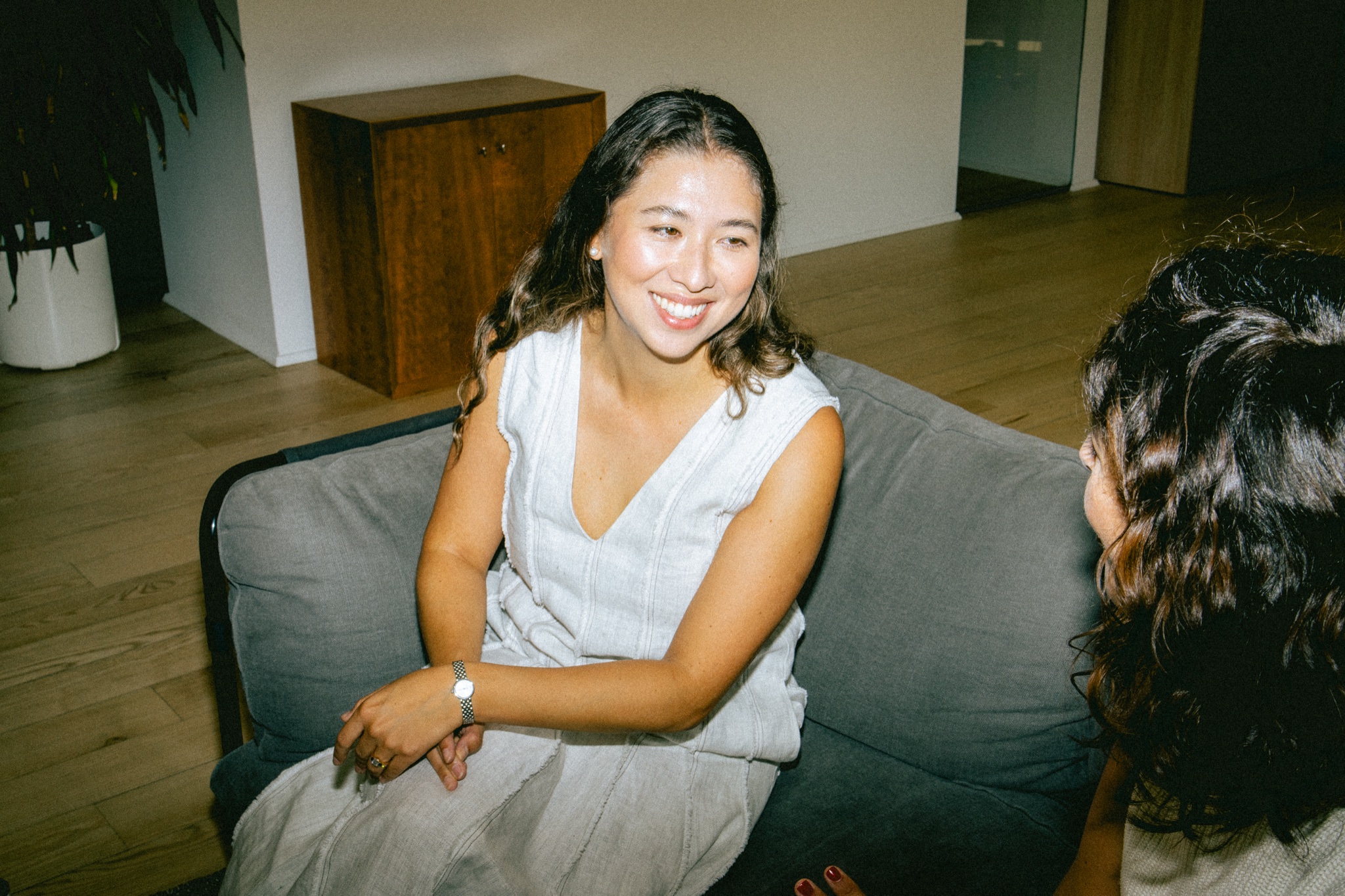 Jasmine Hansen de Guzman i samtale i en sofa