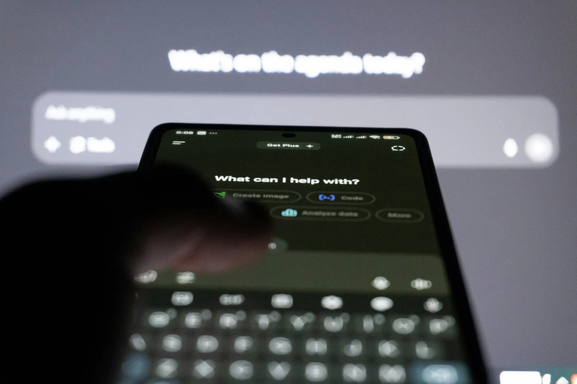 Smartphone-Bildschirm, auf dem eine Chatbot-Oberfläche mit der Aufforderung „Womit kann ich Ihnen helfen?“ und Optionen wie „Bild erstellen“, „Code“ und „Daten analysieren“ angezeigt wird.