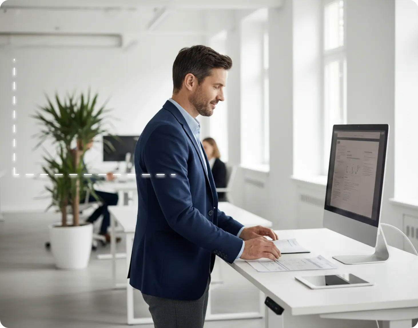 Contable en una oficina, trabajando con su ordenador