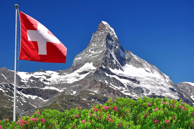 De Matterhorn met de Zwitserse vlag op de voorgrond