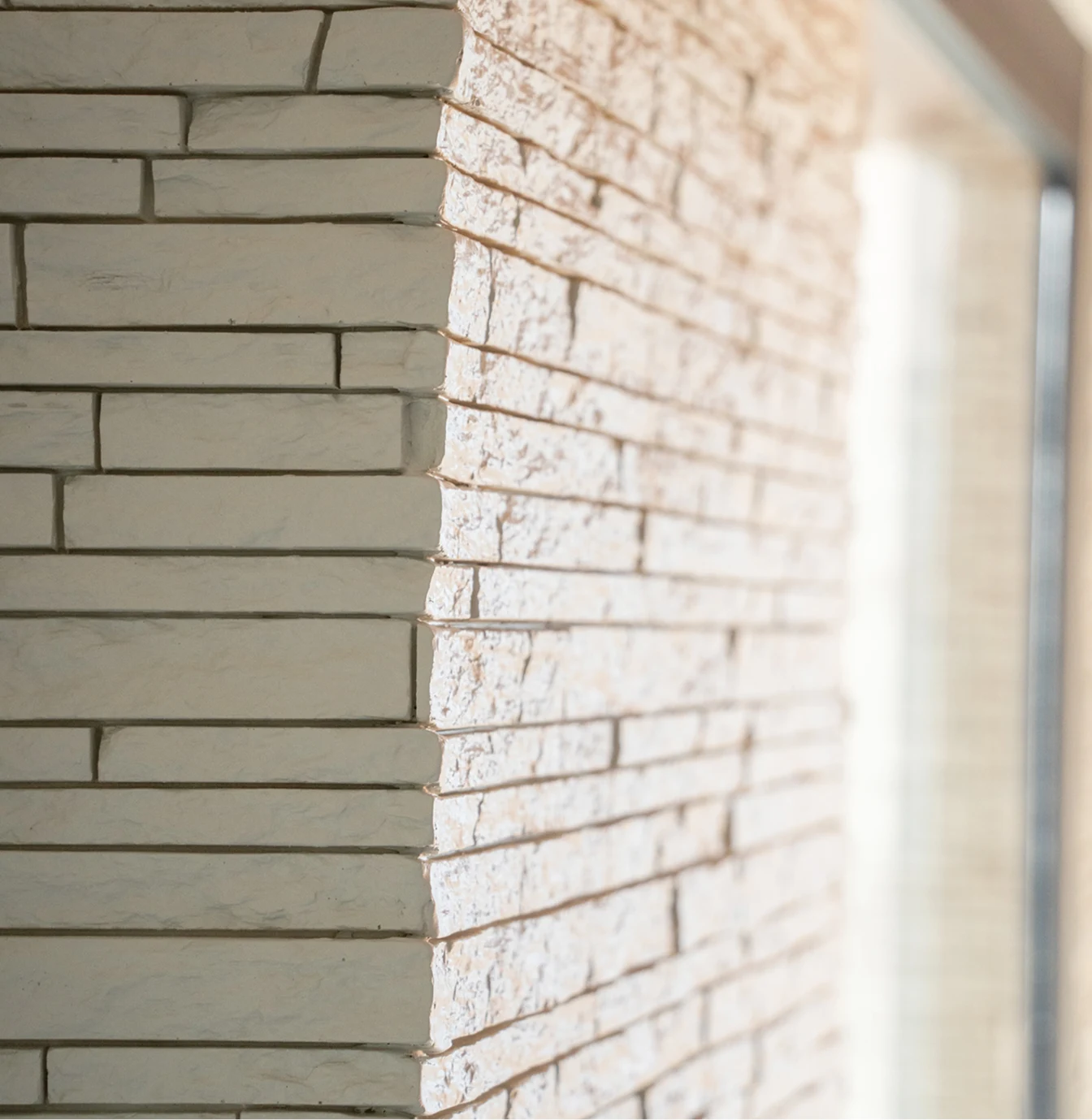 Détail du relief du parement en staff au bord de la fenêtre