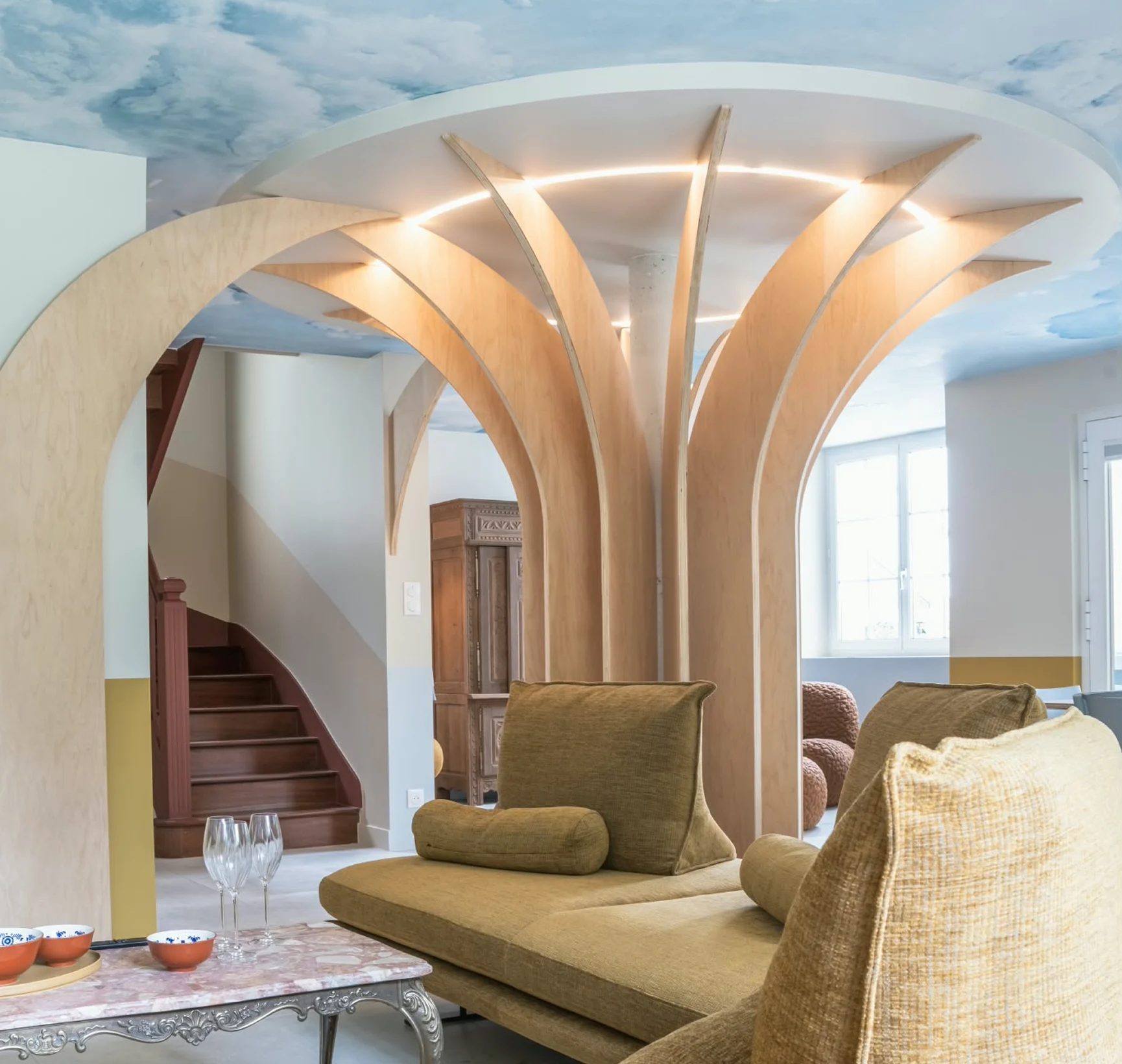Pièce de vie avec plafond nuageux et structure en bois à Plouguin