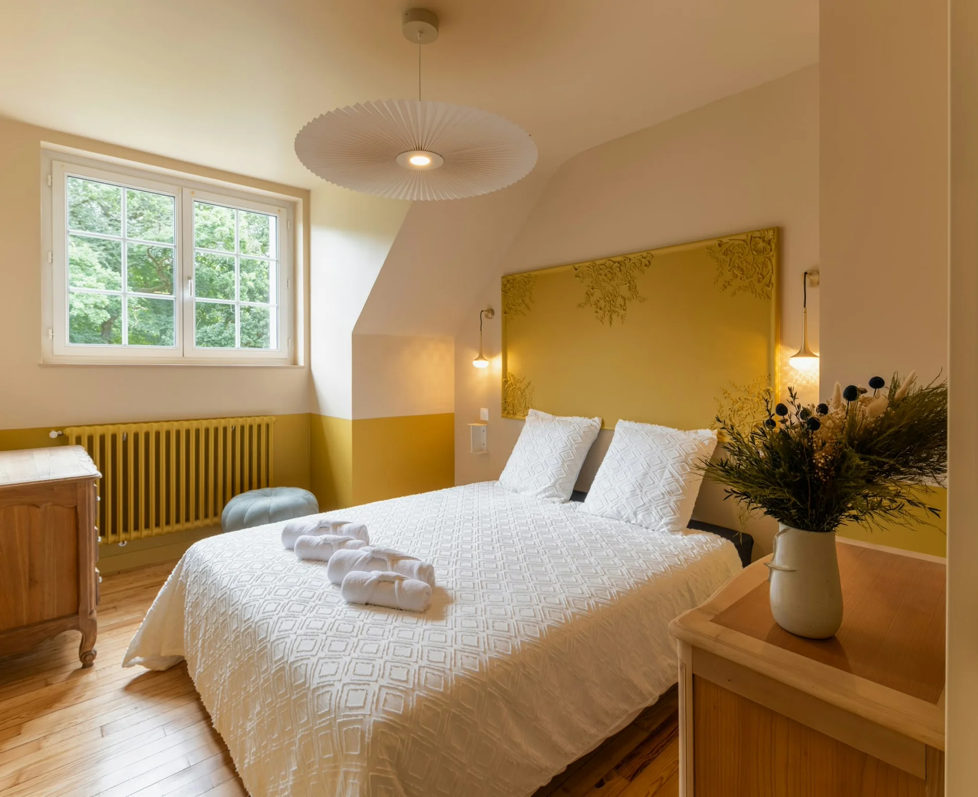 Chambre après peinture Ressource jaune et tête de lit en staff à Plouguin