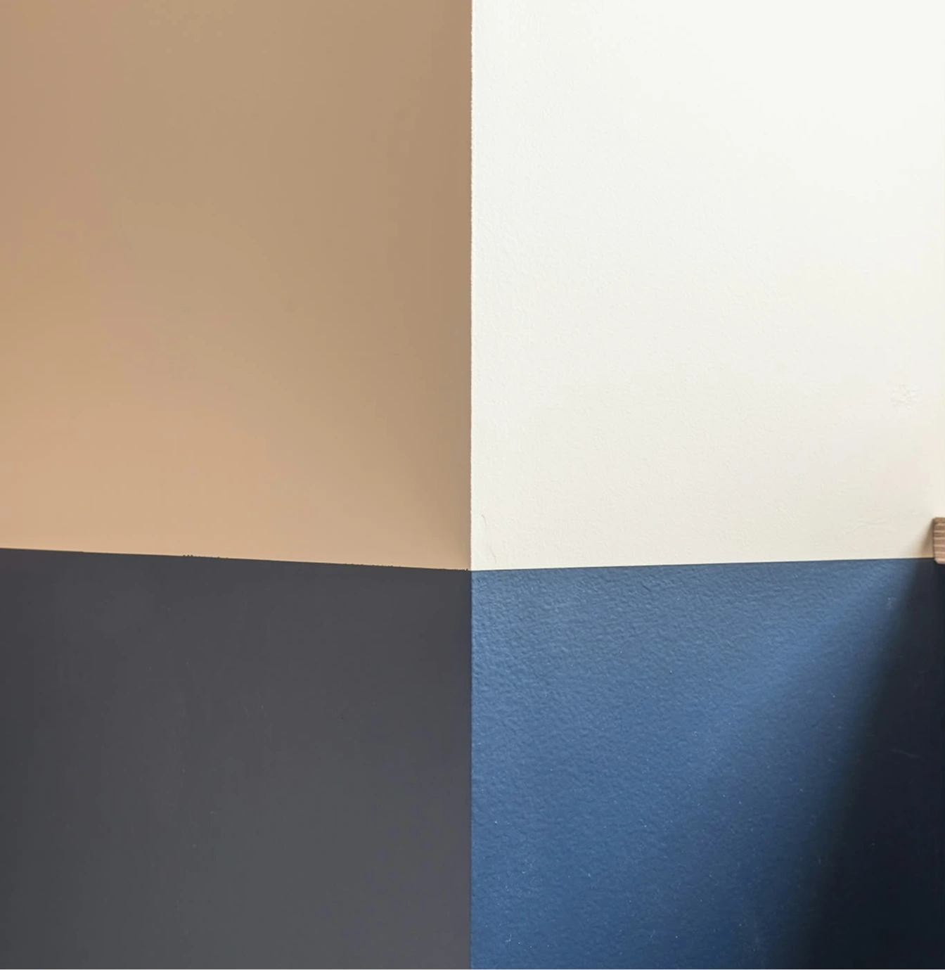 Soubassement bleu et mur blanc cassé, finition nette au raccord de peinture