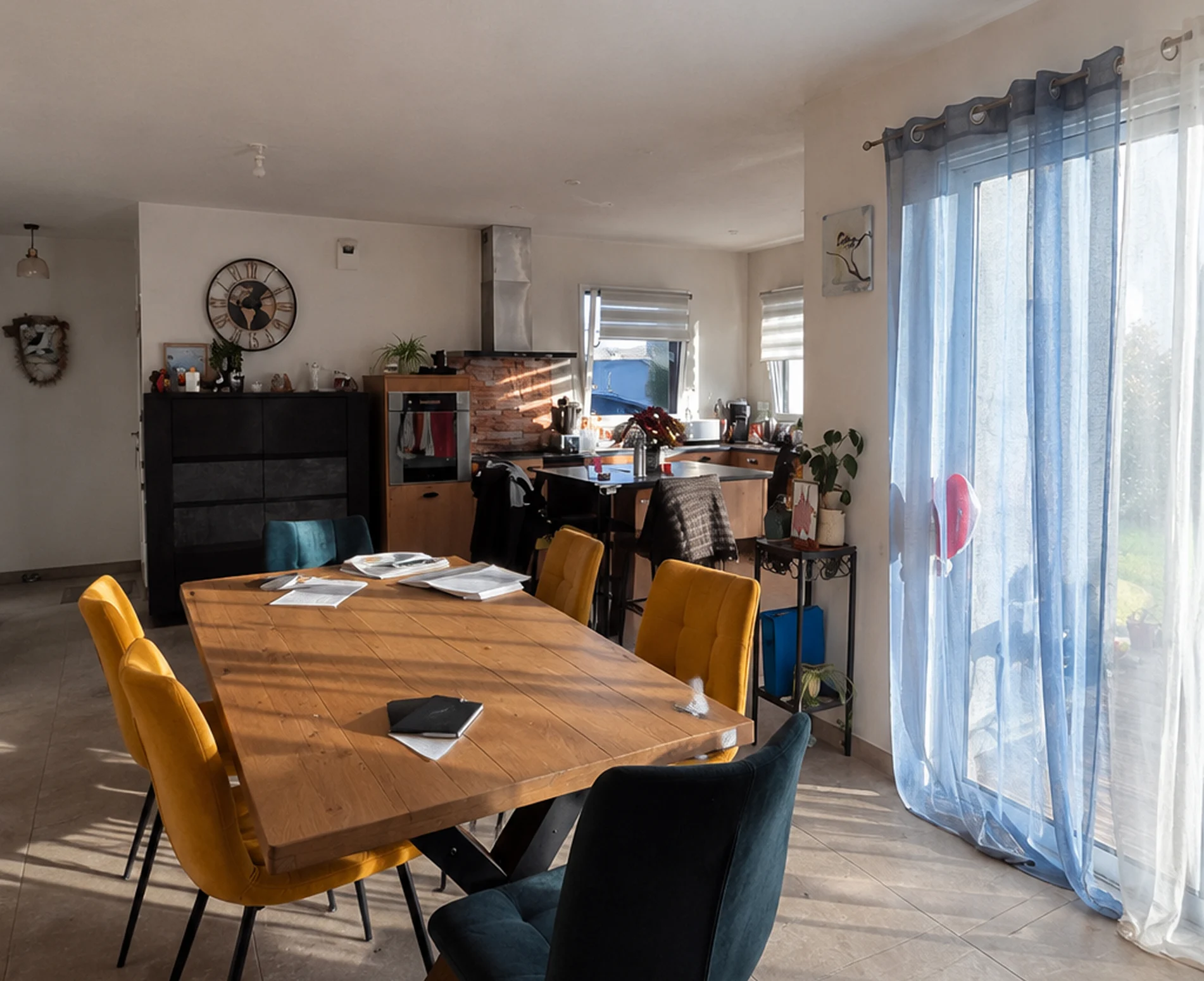 Salle à manger et cuisine avant rénovation à Ploudalmézeau