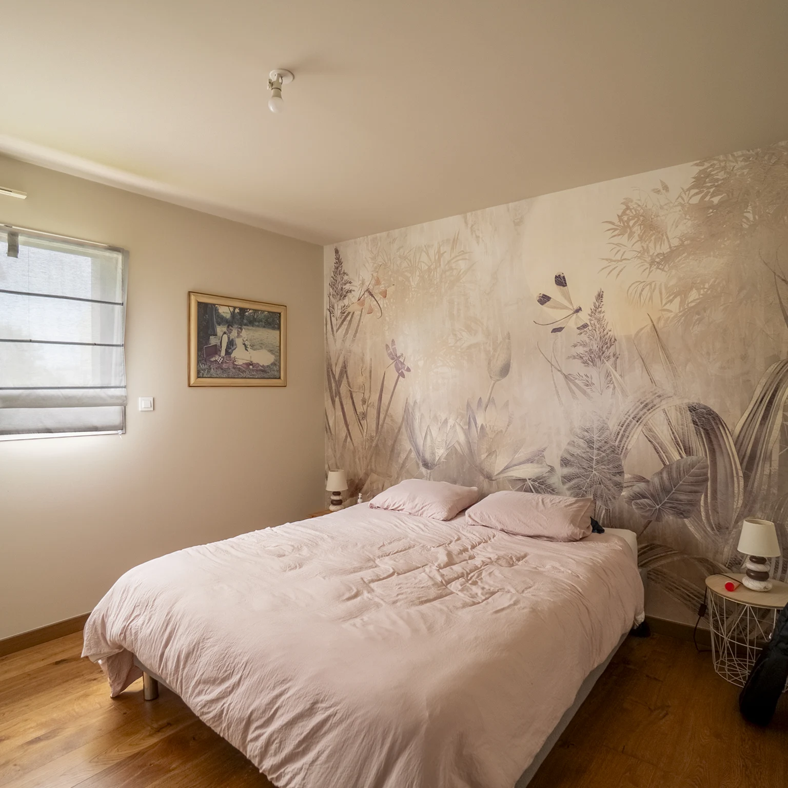 Chambre avec papier peint panoramique floral aux tons poudrés