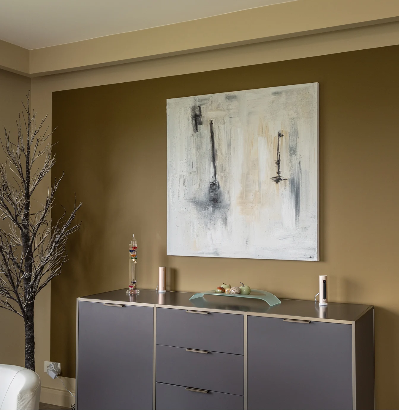 Mur kaki avec tableau et buffet, peinture Ressource