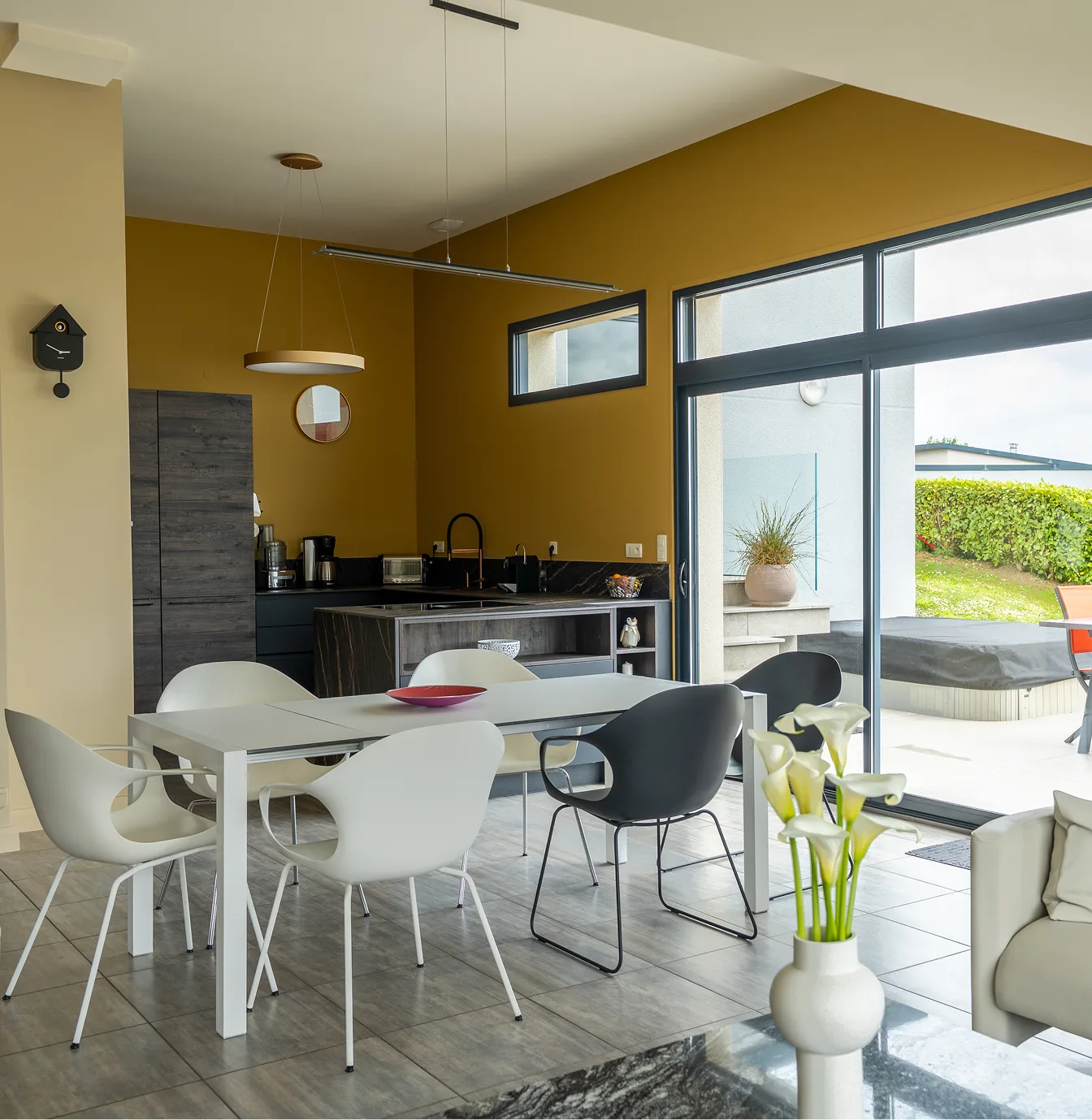 Cuisine et salle à manger avec mur jaune moutarde à Lannilis