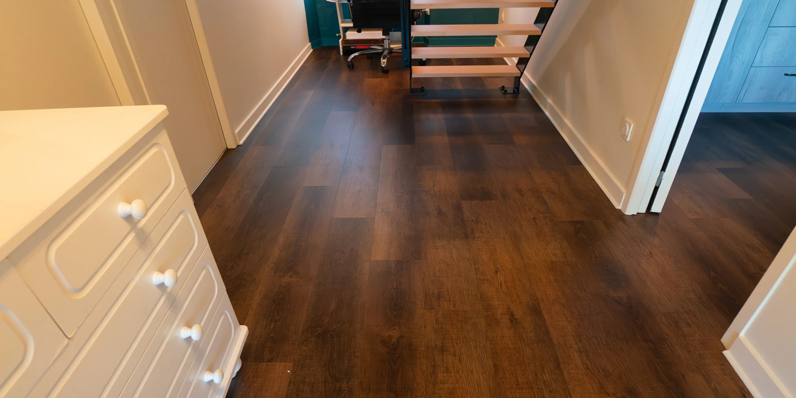 Couloir de l'étage avec nouveau parquet foncé à Saint-Pabu